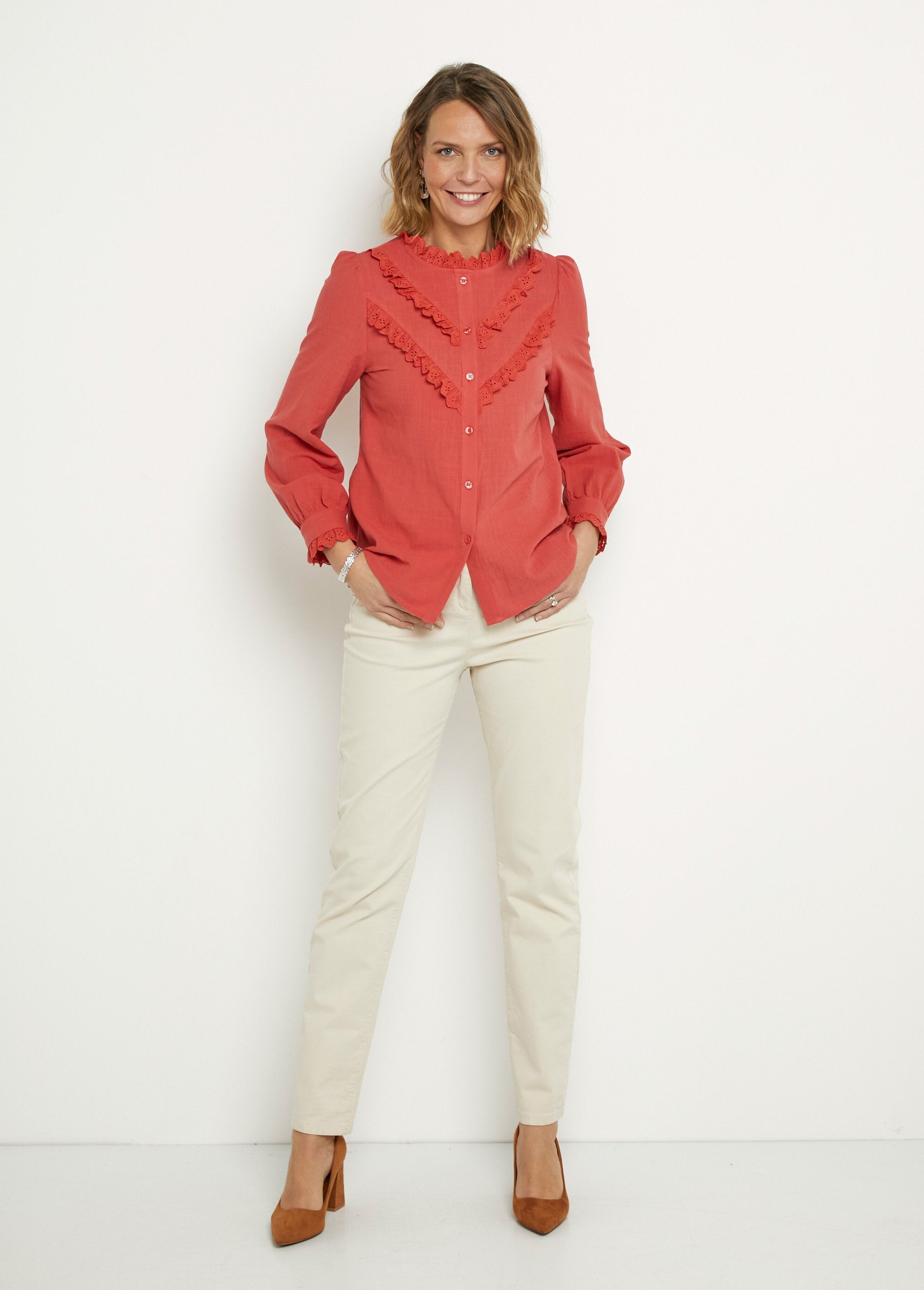 Button-down_blouse_met_broderie_anglaise_details_Paprika_SF1_slim