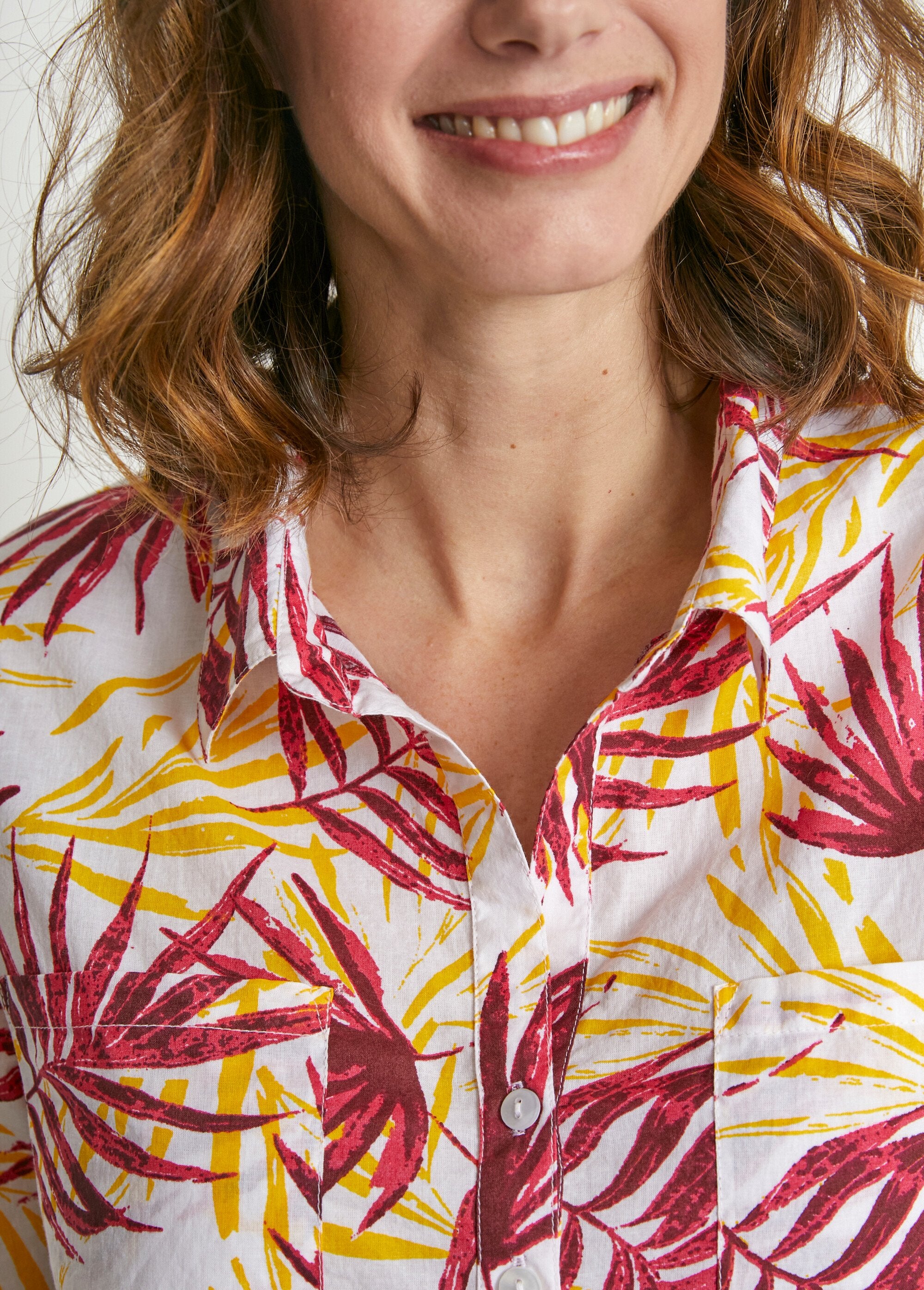 Lange_katoenen_blouse_met_knoopsluiting_Imprime_rouge_DE2_slim