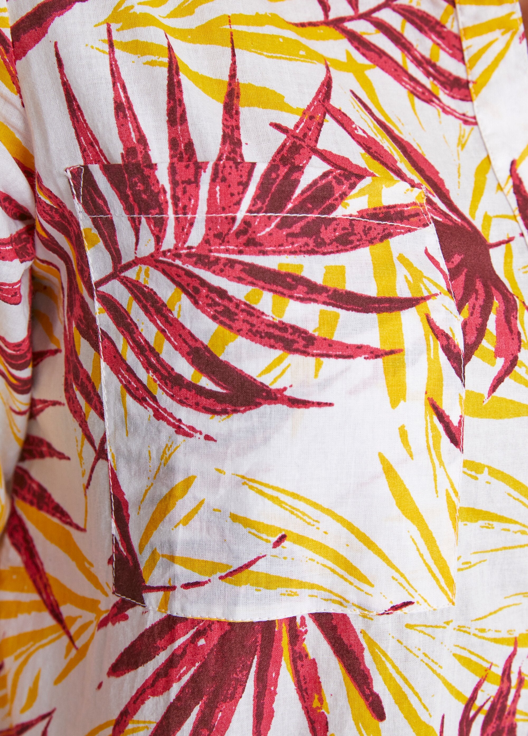 Lange_katoenen_blouse_met_knoopsluiting_Imprime_rouge_DE3_slim