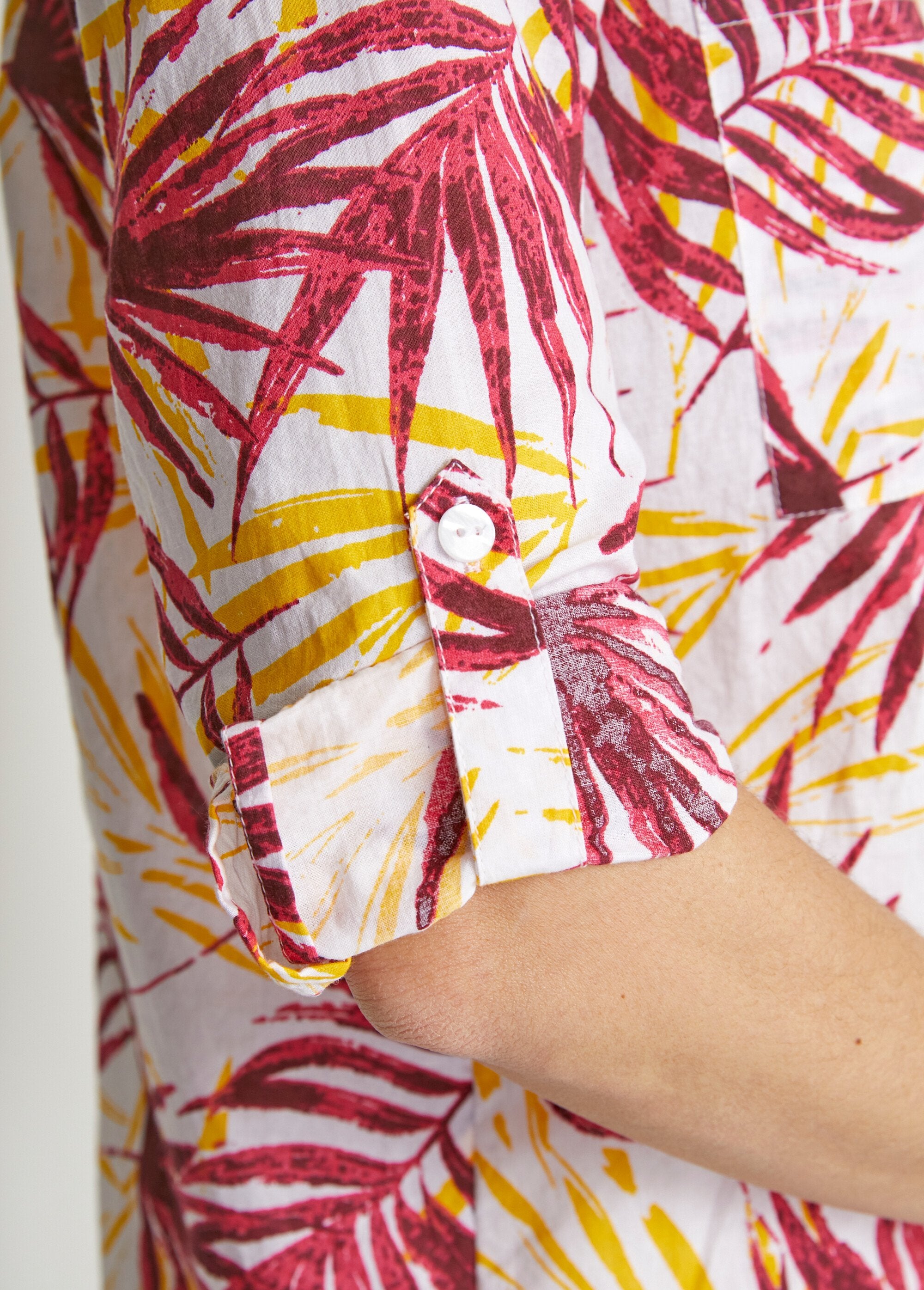 Lange_katoenen_blouse_met_knoopsluiting_Imprime_rouge_DE4_slim