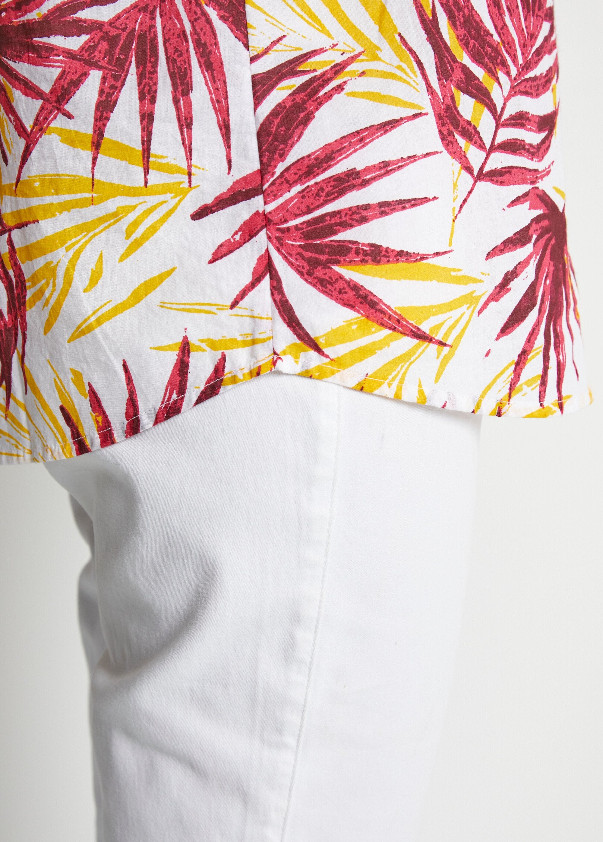 Lange_katoenen_blouse_met_knoopsluiting_Imprime_rouge_DE5_slim