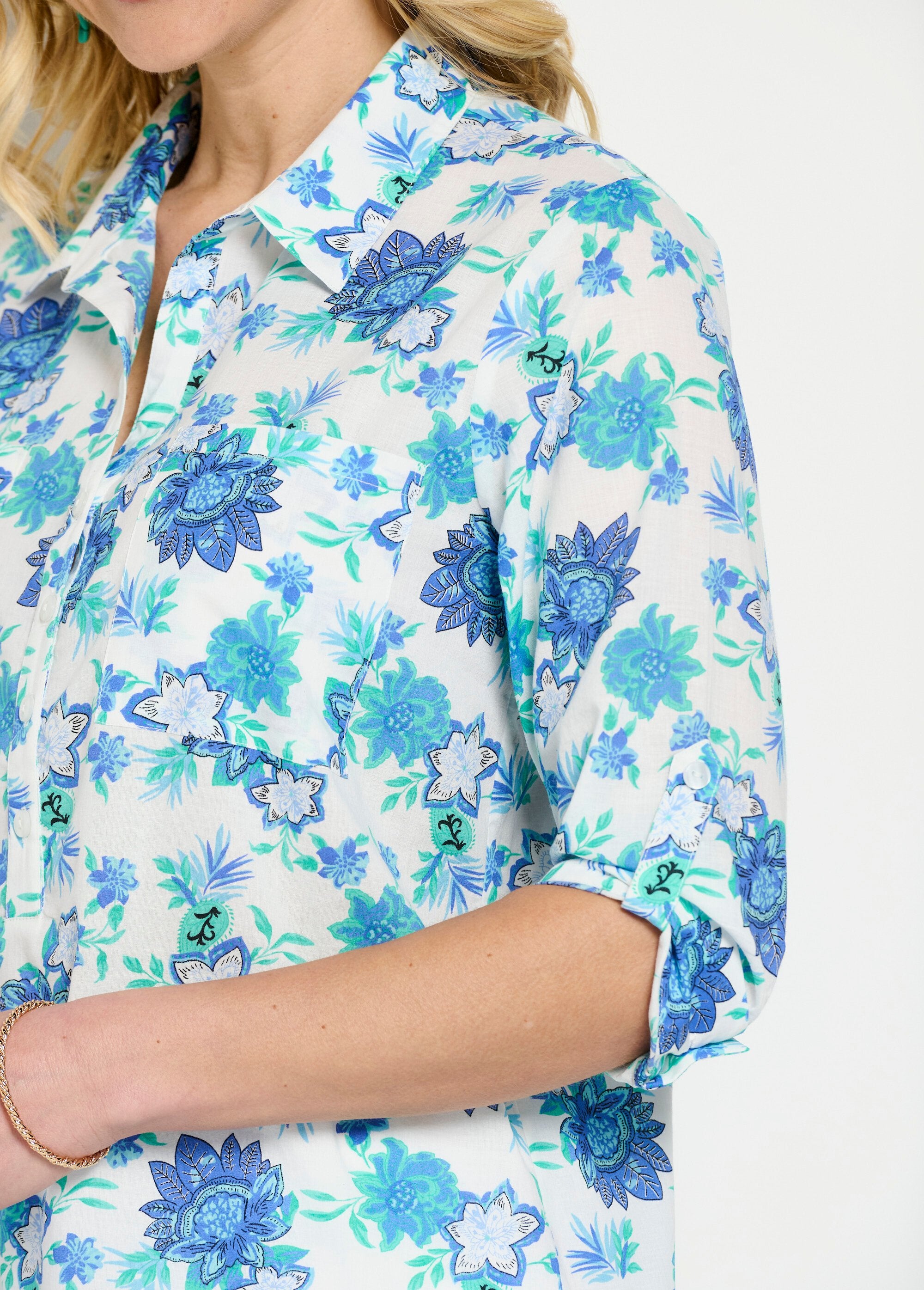 Lange_katoenen_blouse_met_knoopsluiting_en_bloemenprint_Imprime_bleu_DE2_slim