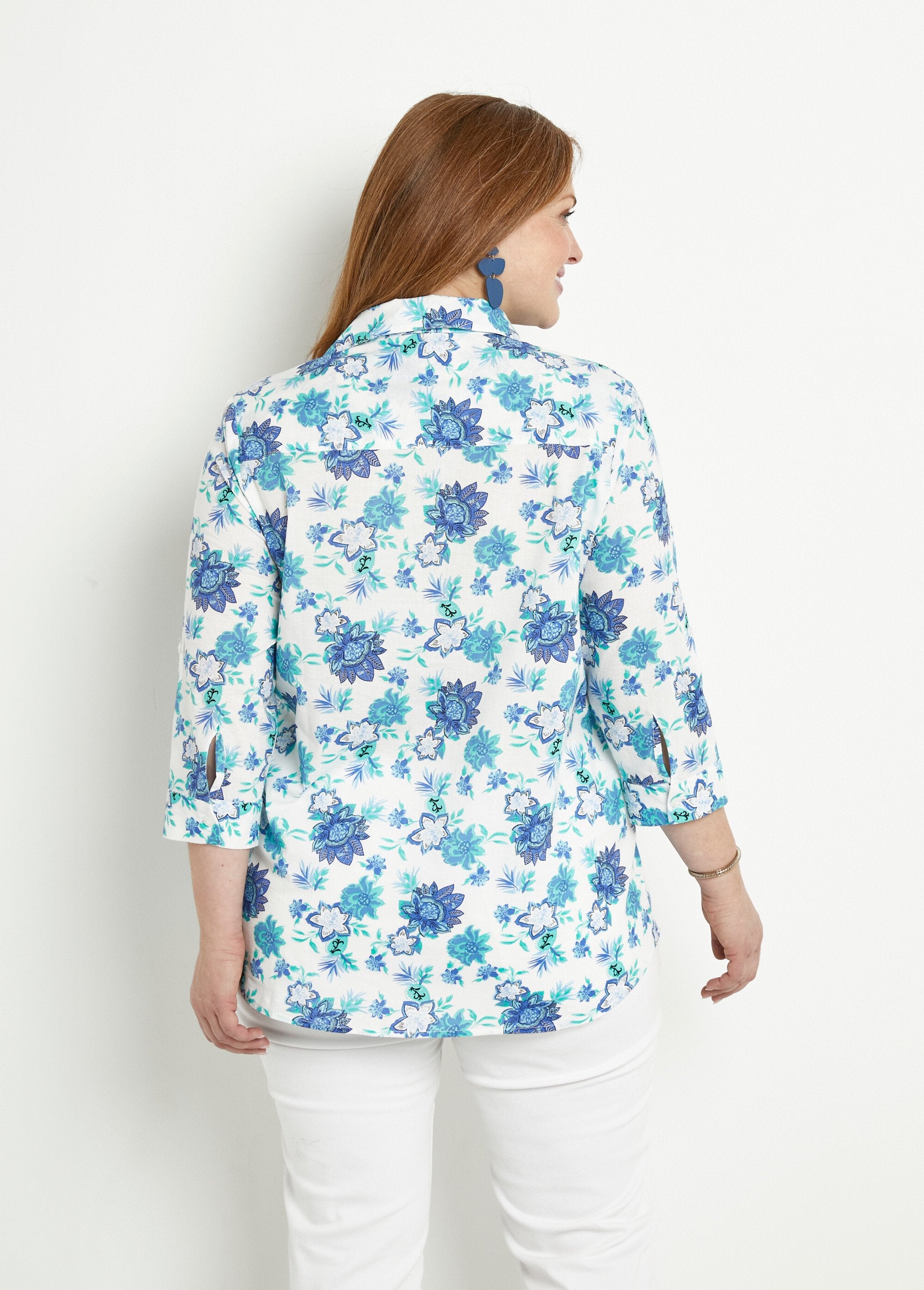 Lange_katoenen_blouse_met_knoopsluiting_en_bloemenprint_Imprime_bleu_DO1_curvy
