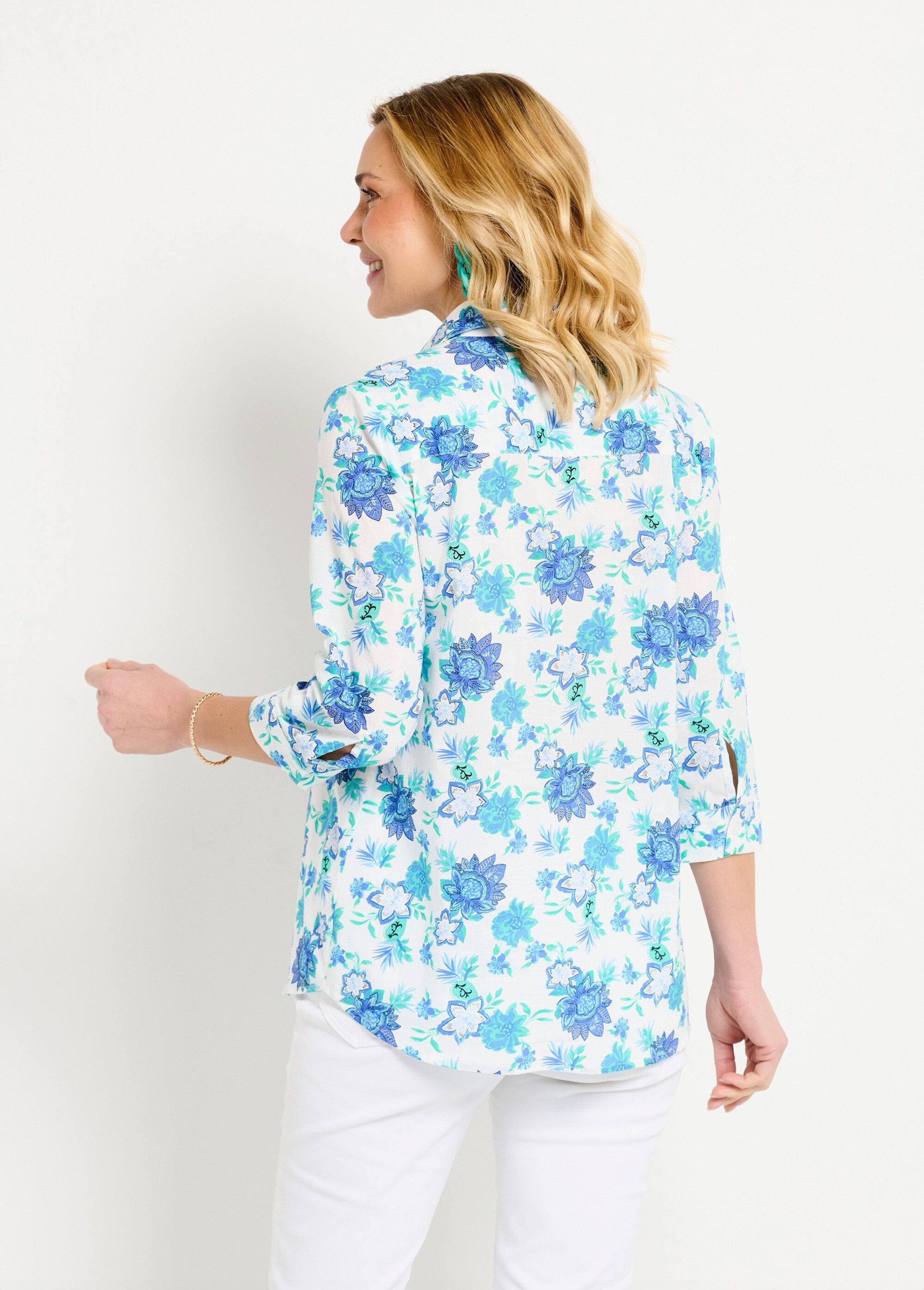 Lange_katoenen_blouse_met_knoopsluiting_en_bloemenprint_Imprime_bleu_DO1_slim