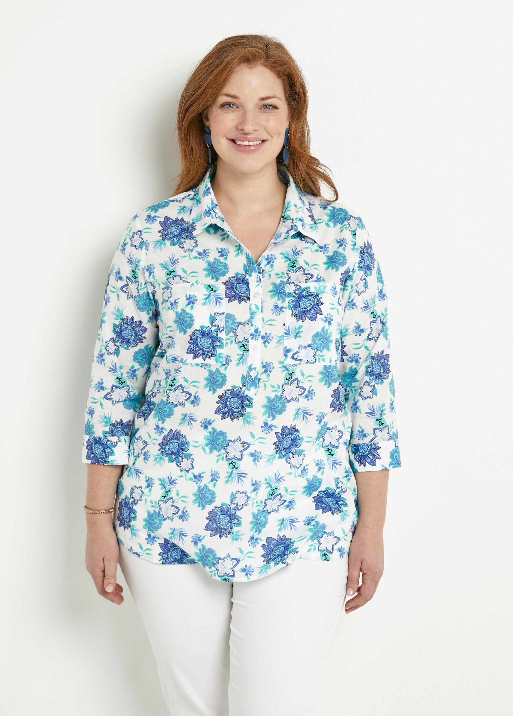 Lange_katoenen_blouse_met_knoopsluiting_en_bloemenprint_Imprime_bleu_FA1_curvy