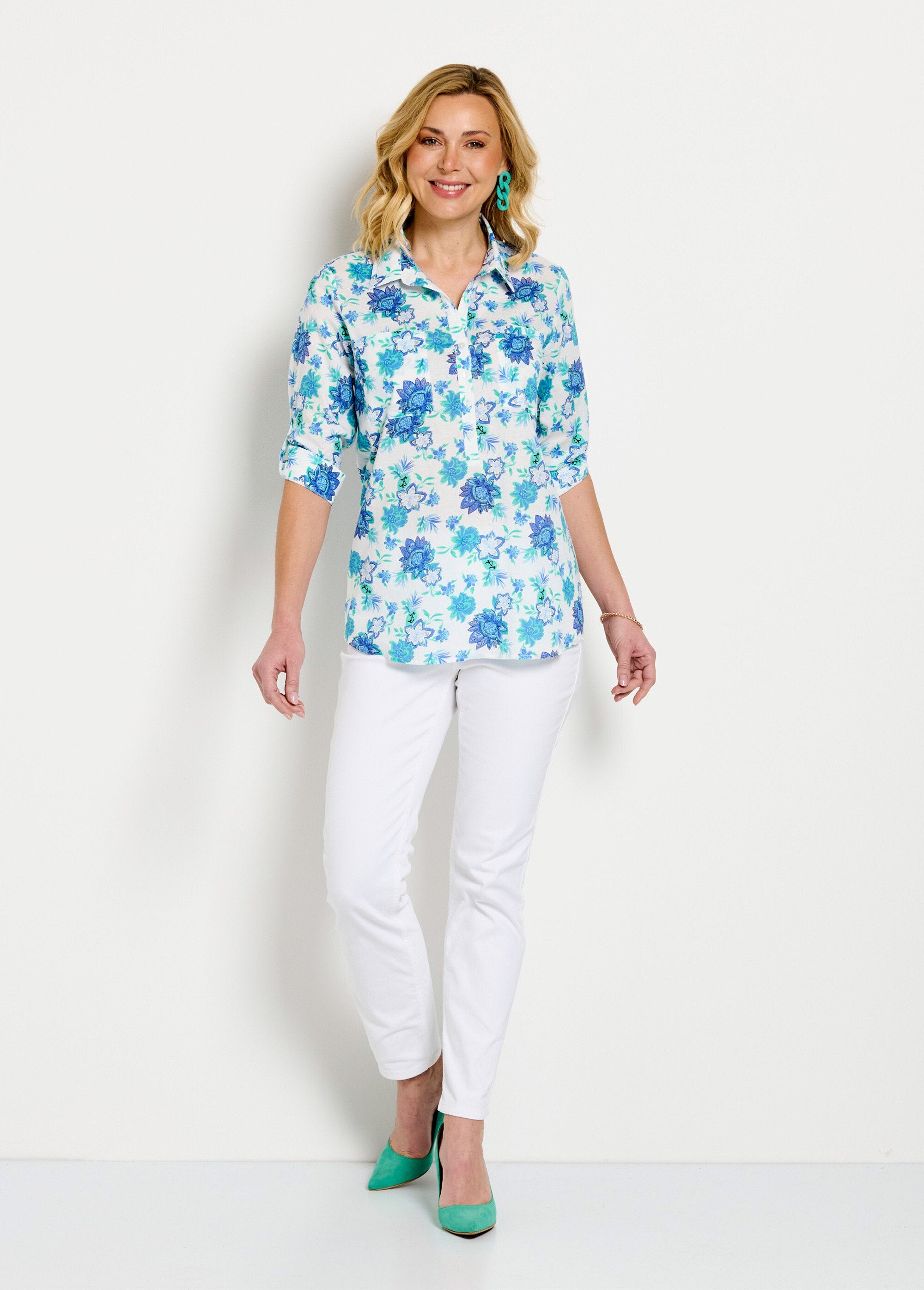 Lange_katoenen_blouse_met_knoopsluiting_en_bloemenprint_Imprime_bleu_SF1_slim