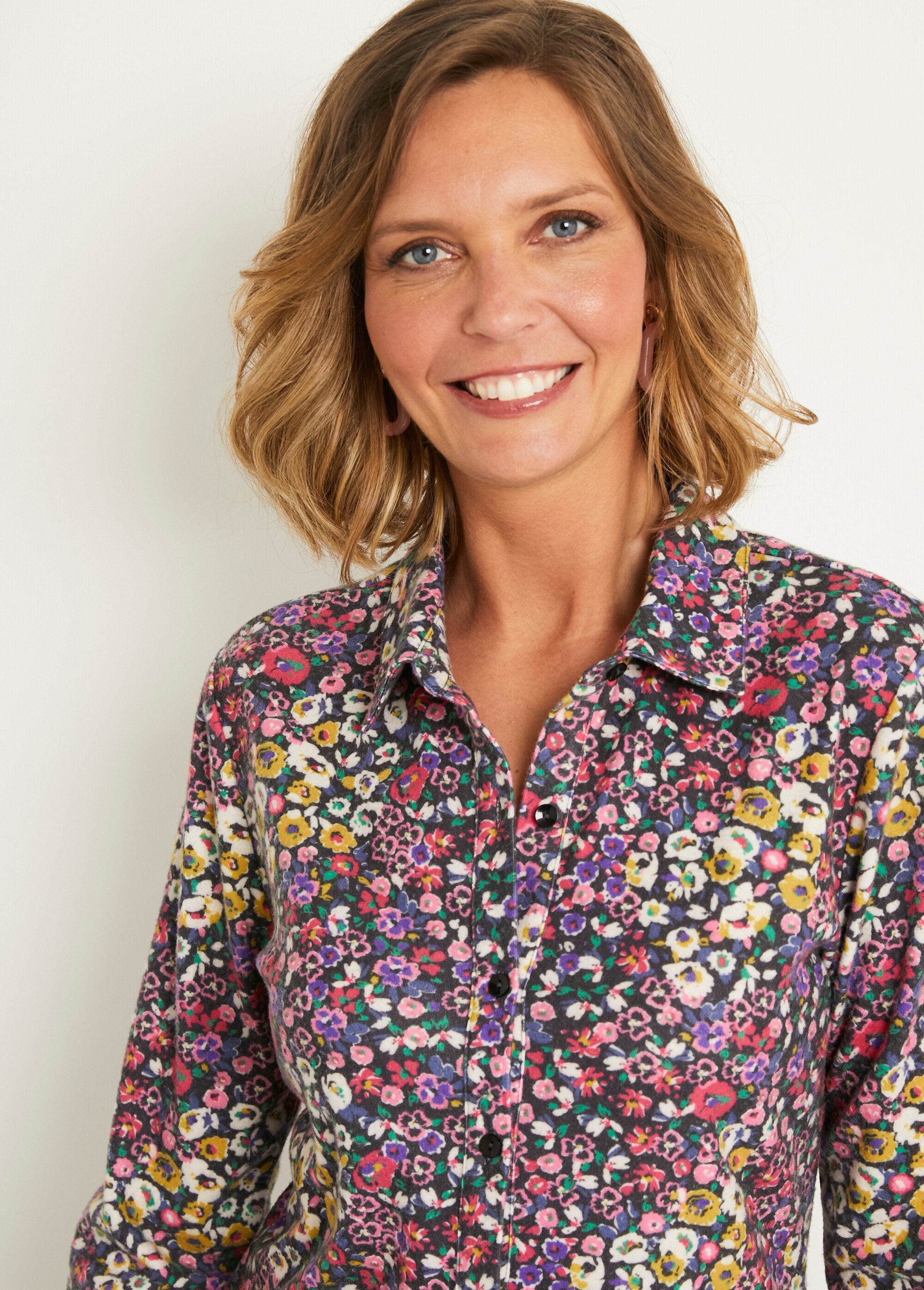 Lange_blouse_met_knoopsluiting_in_warm_gebloemd_breisel_Noir_et_rose_DE2_slim