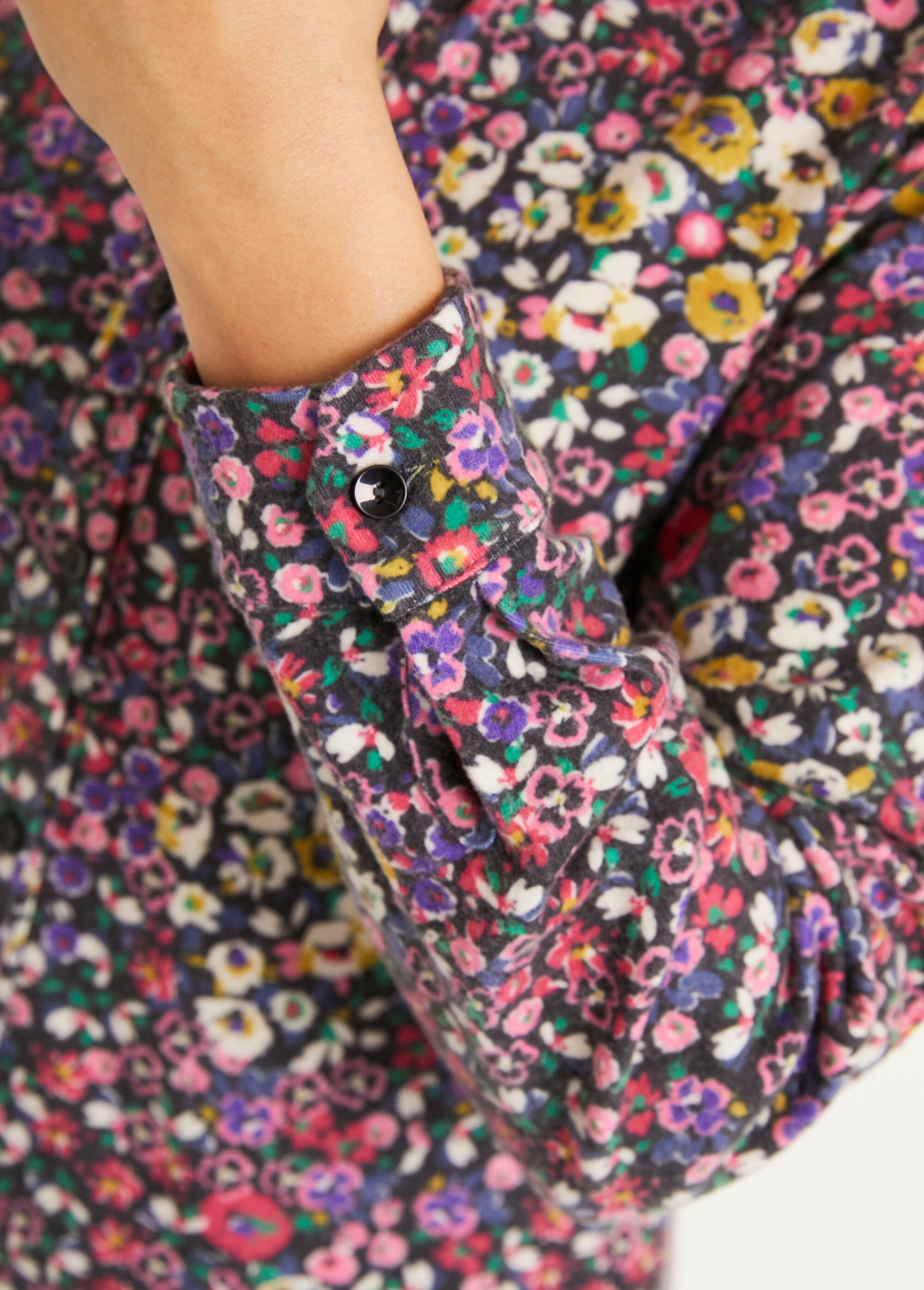 Lange_blouse_met_knoopsluiting_in_warm_gebloemd_breisel_Noir_et_rose_DE3_slim