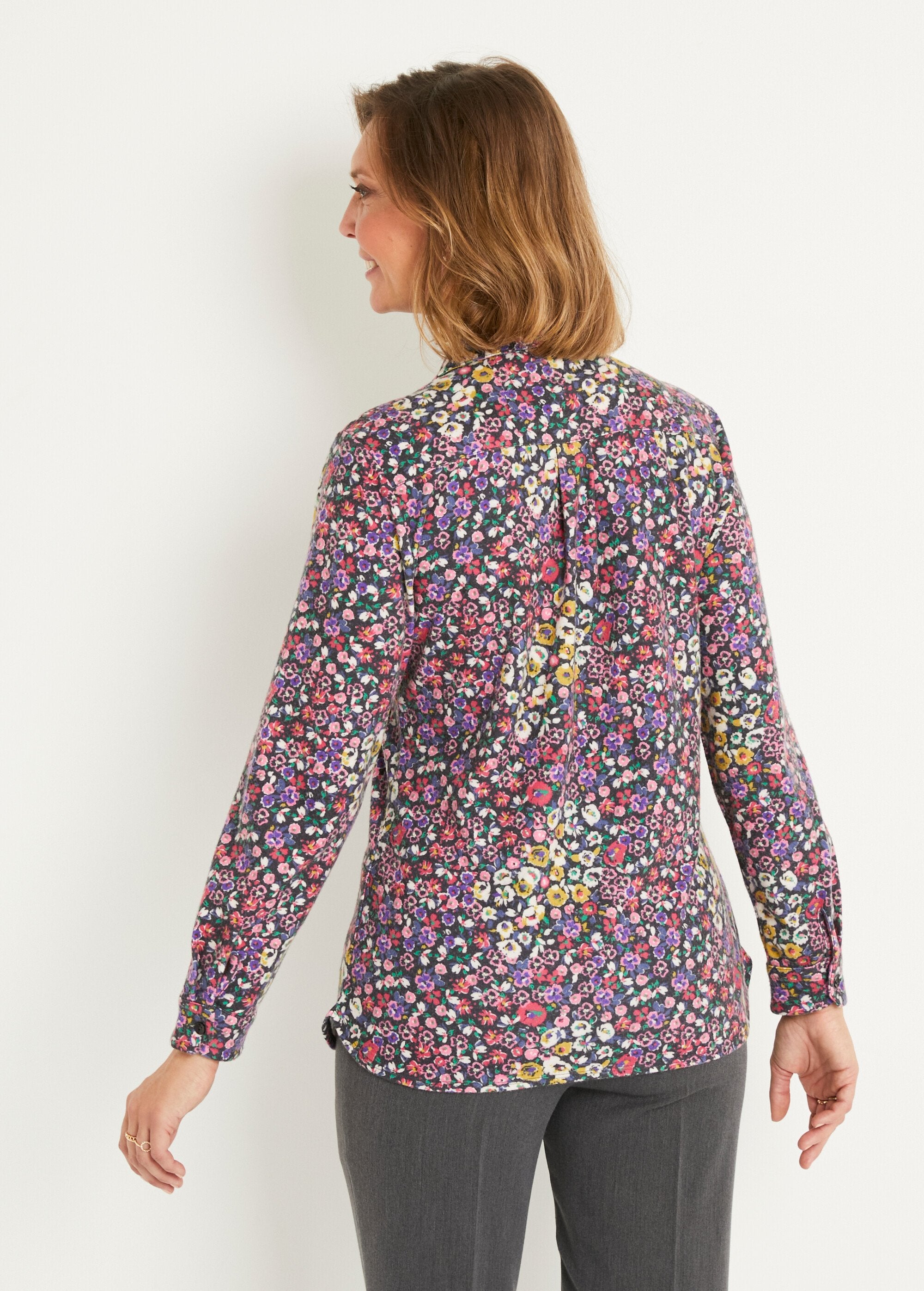 Lange_blouse_met_knoopsluiting_in_warm_gebloemd_breisel_Noir_et_rose_DO1_slim