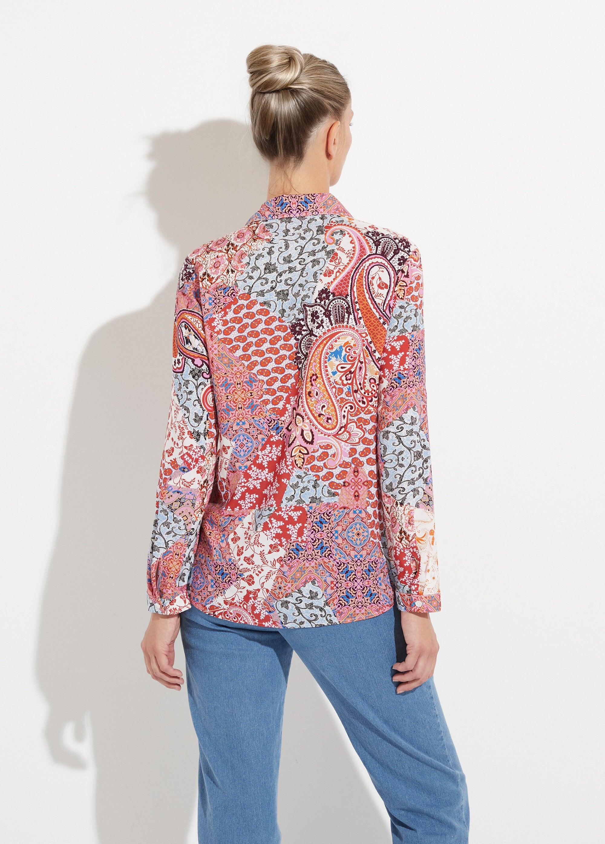 Lange_blouse_met_knoopsluiting_en_vloeiende_kasjmierprint_Imprime_rose_DO1_slim