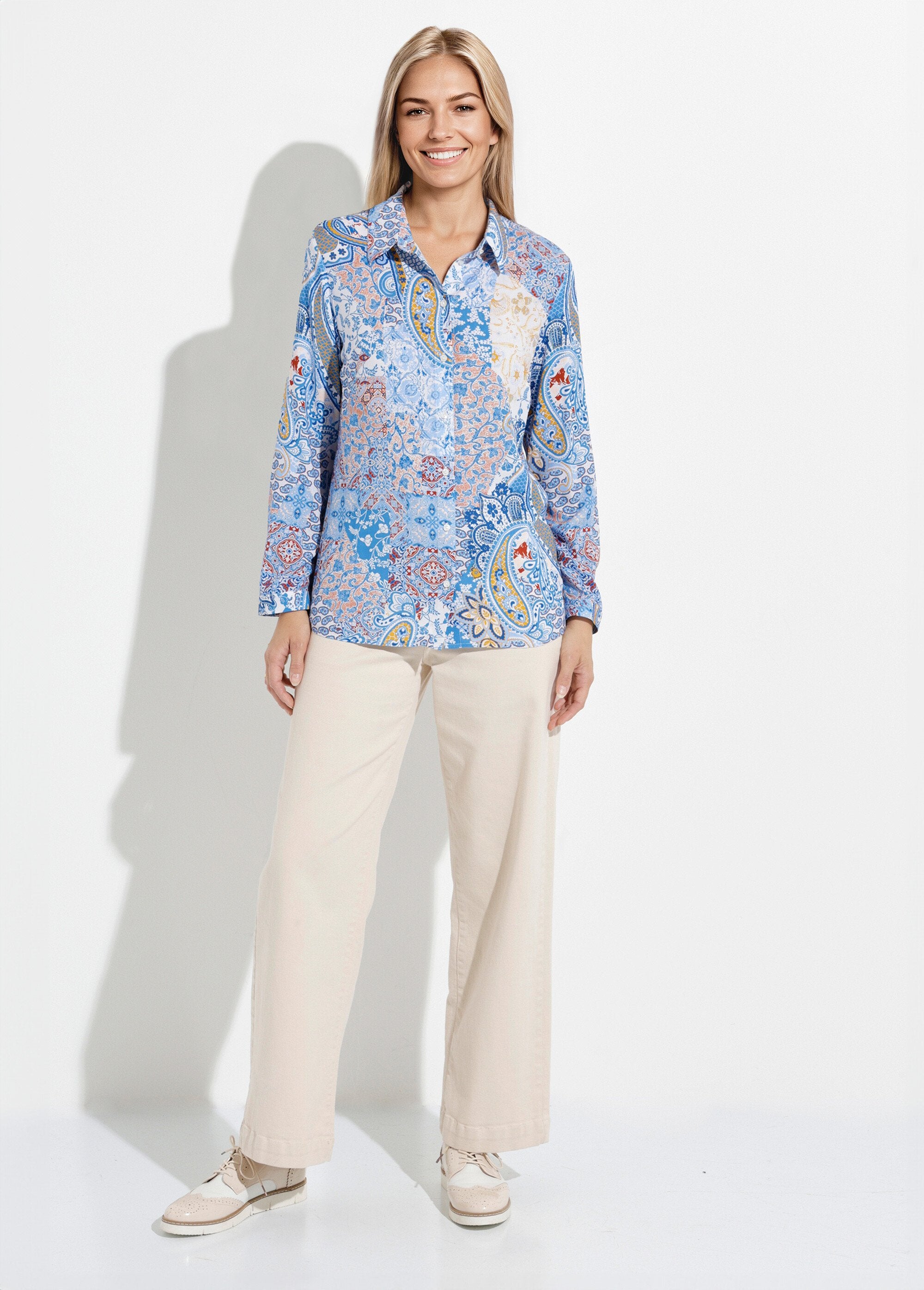 Lange_blouse_met_knoopsluiting_en_vloeiende_kasjmierprint_Imprime_bleu_SF1_slim