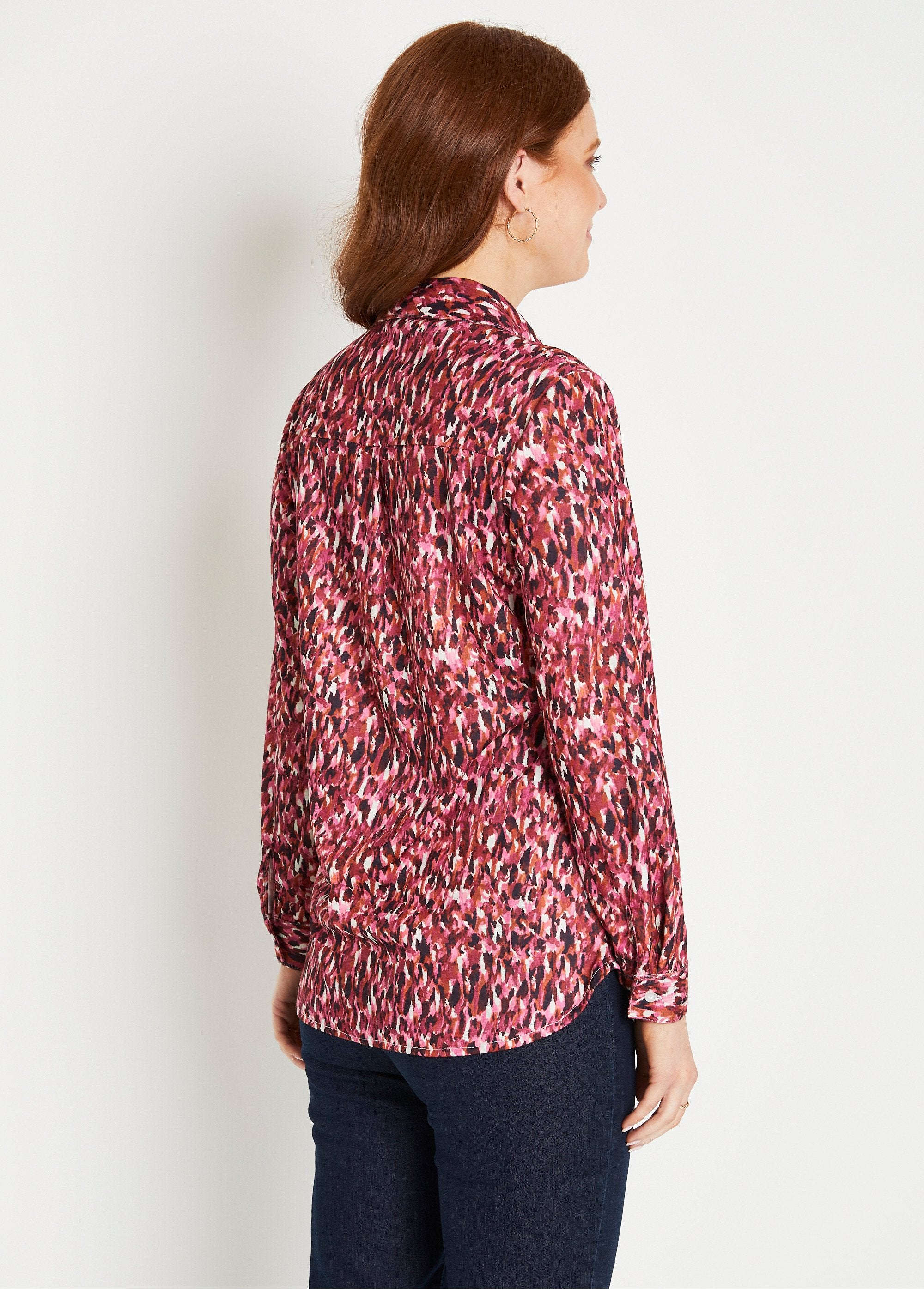 Lange_blouse_met_knoopsluiting_in_warm_grafisch_breisel_Rose_DO1_slim