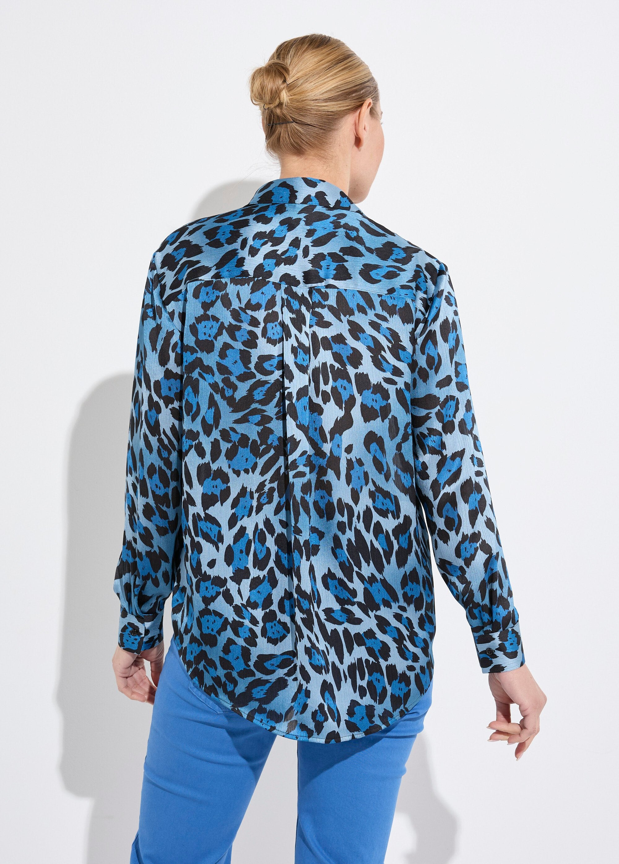 Satijnen_blouse_met_lange_mouwen_en_knopen_Imprime_bleu_DO1_slim