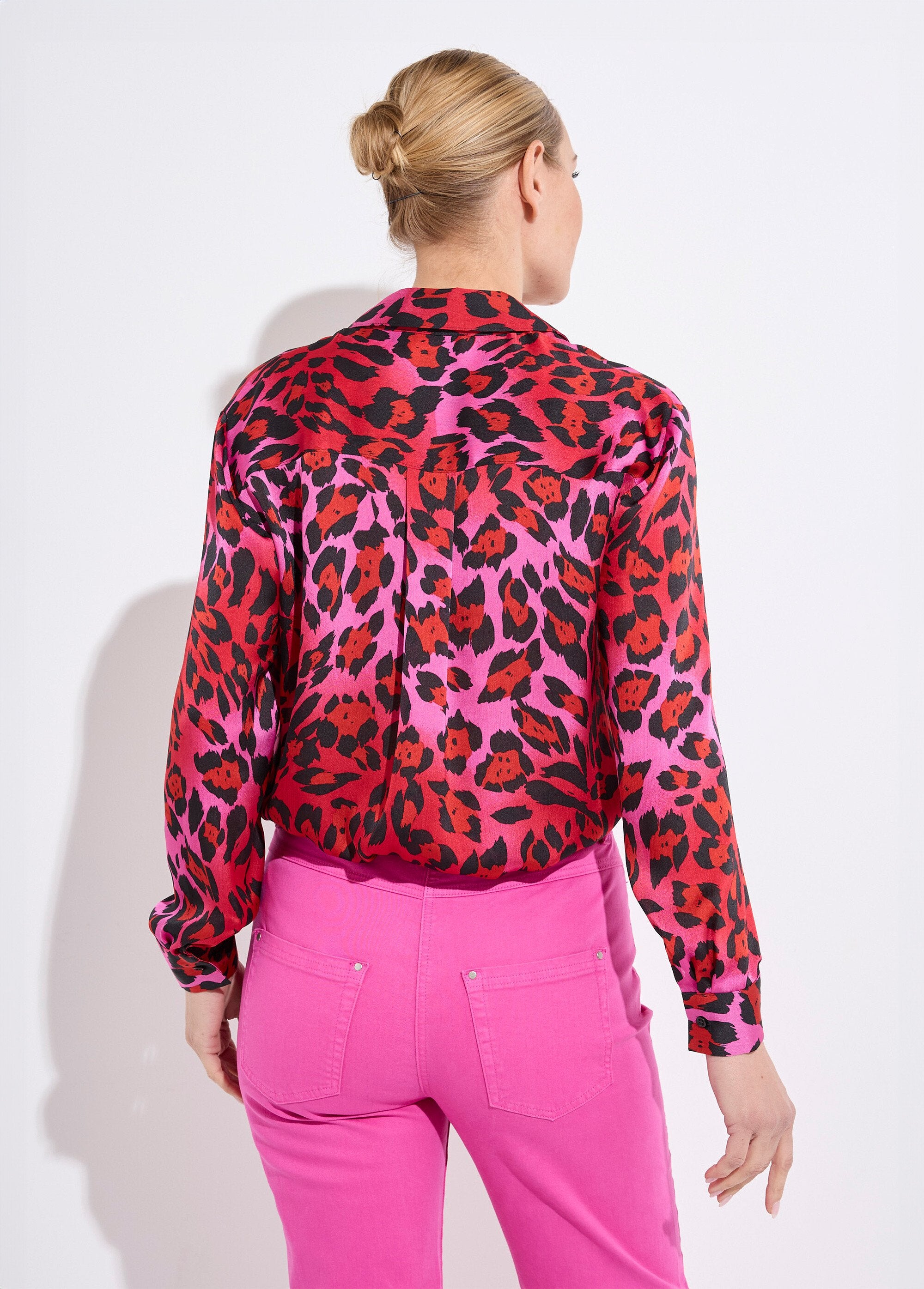Satijnen_blouse_met_lange_mouwen_en_knopen_Imprime_fuchsia_DO1_slim