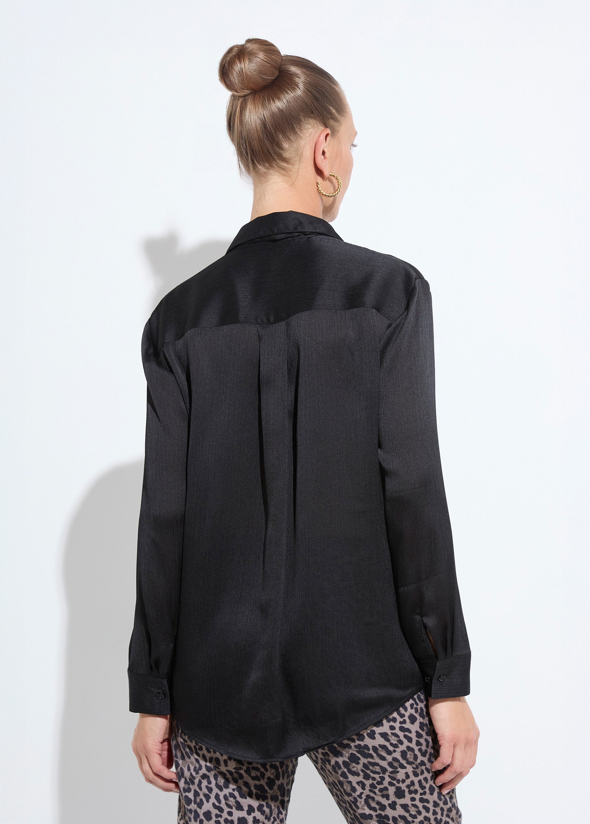 Satijnen_blouse_met_lange_mouwen_en_knopen_Noir_DO1_slim