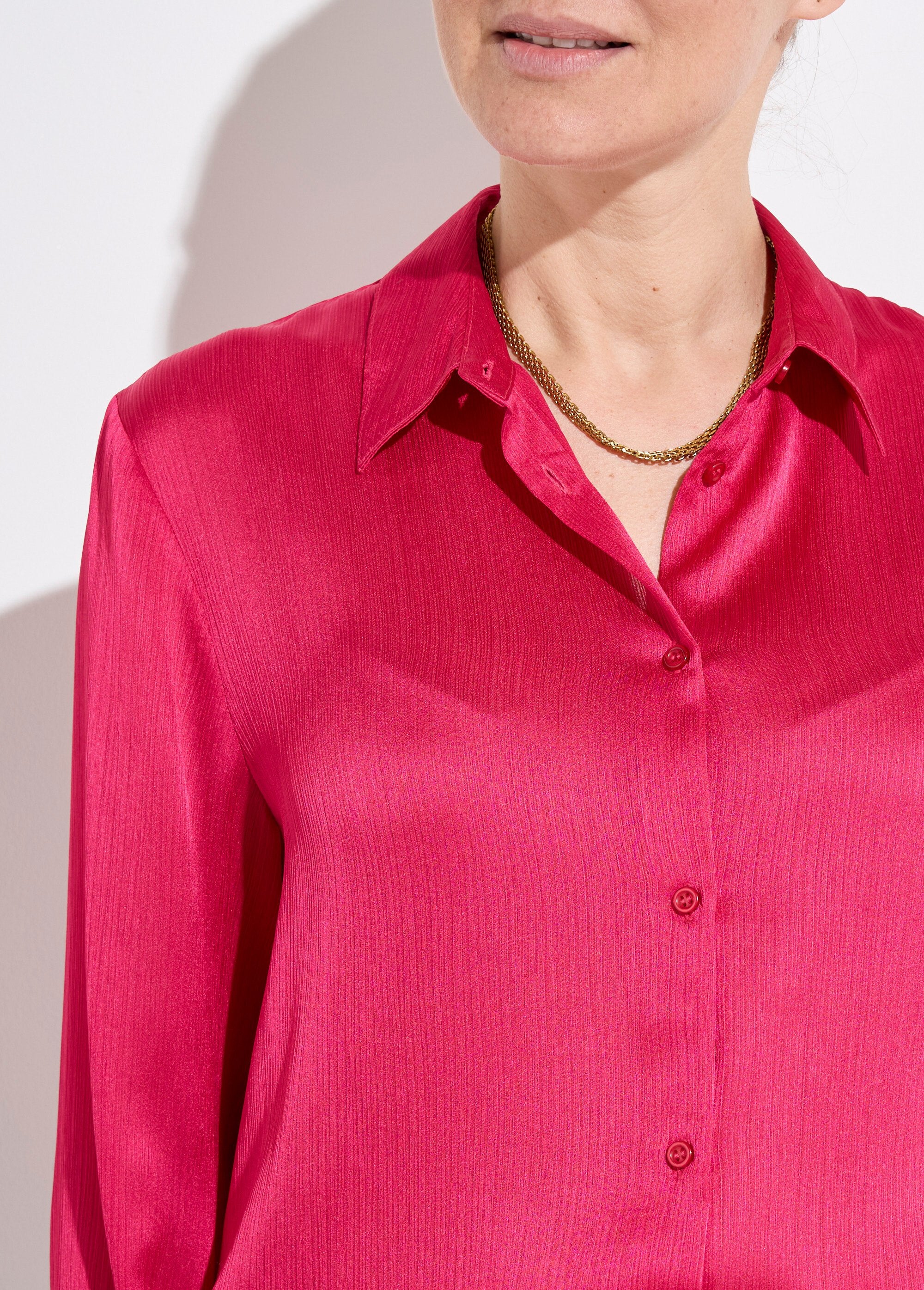 Satijnen_blouse_met_lange_mouwen_en_knopen_Fuchsia_DE1_slim