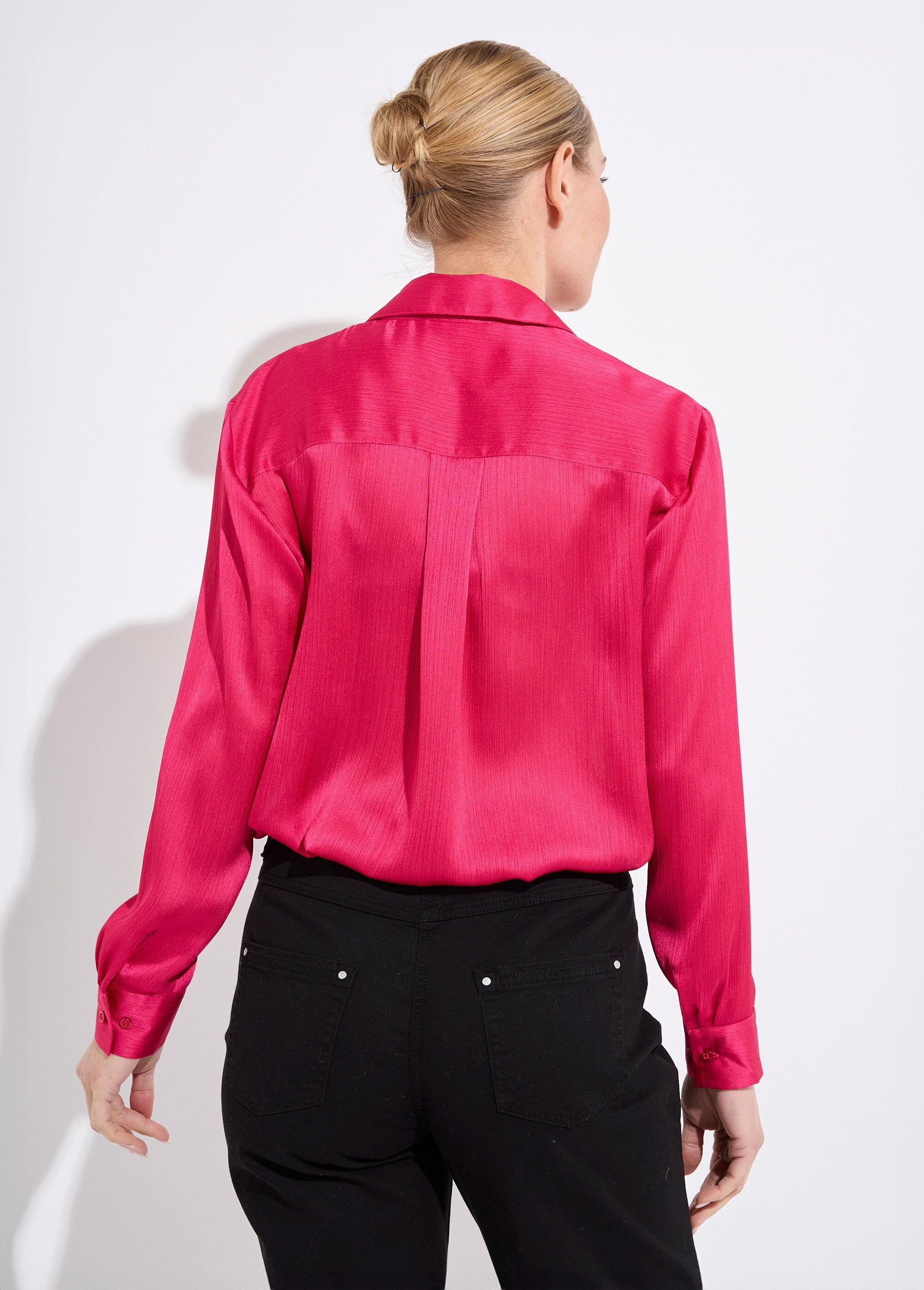 Satijnen_blouse_met_lange_mouwen_en_knopen_Fuchsia_DO1_slim