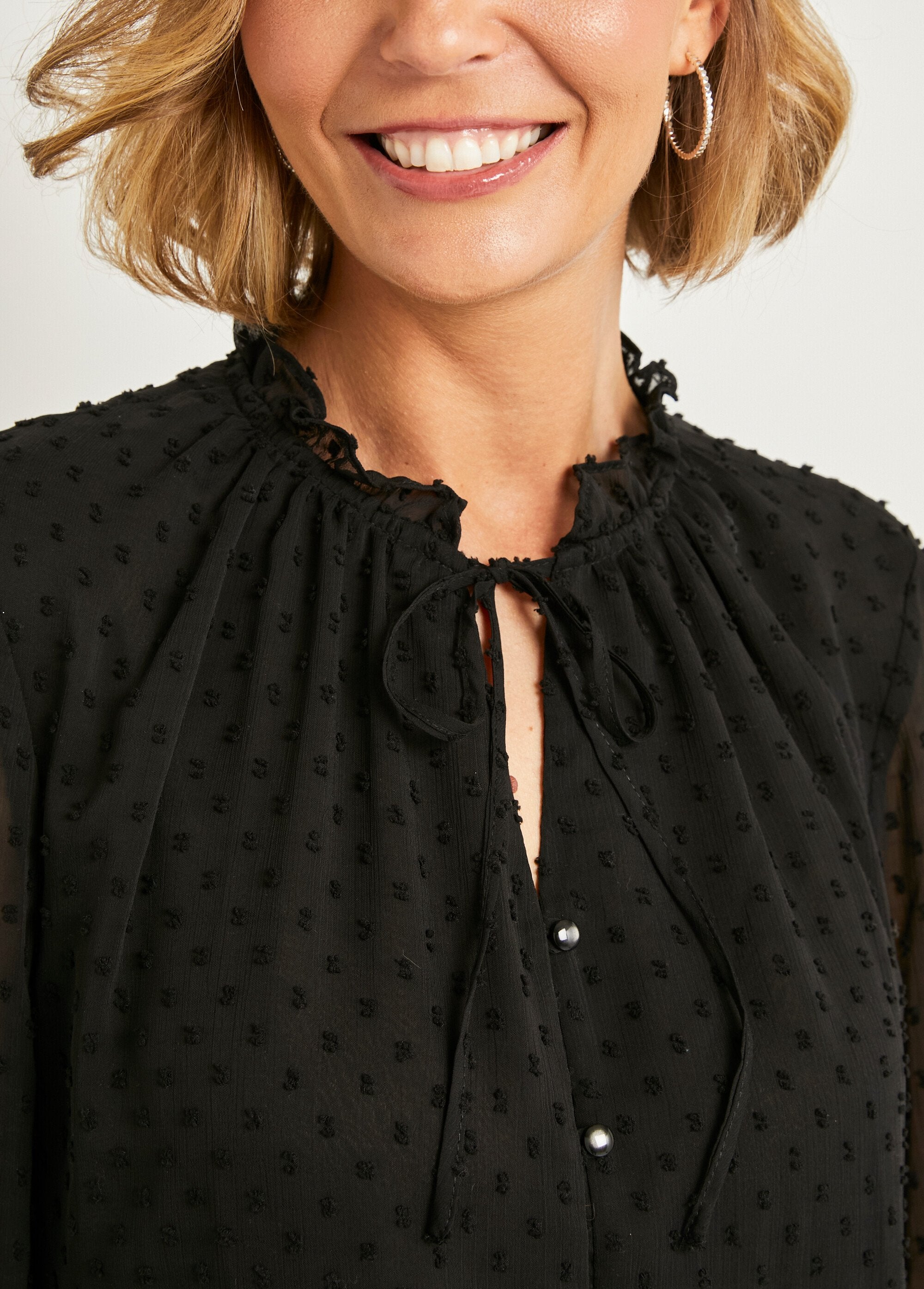 Effen_plumetis_voile_blouse_met_knoopsluiting_Noir_DE4_slim