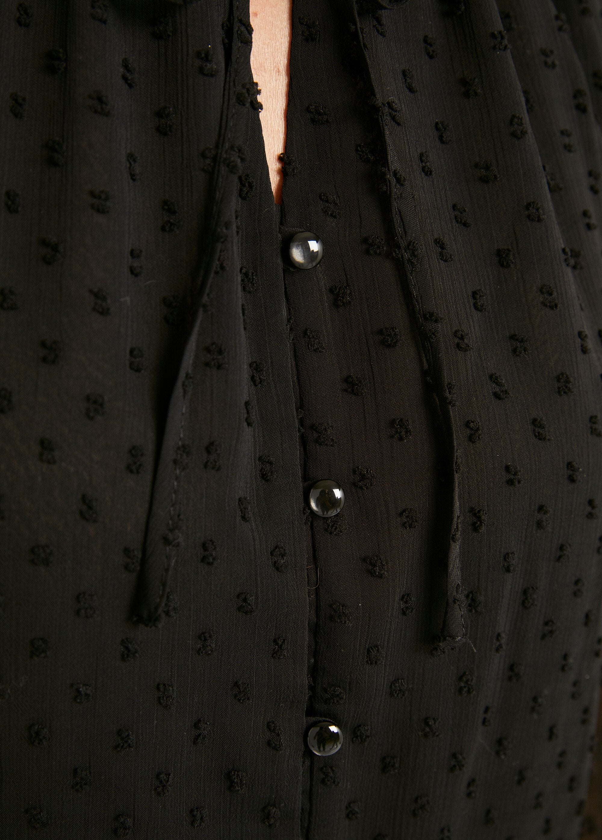 Effen_plumetis_voile_blouse_met_knoopsluiting_Noir_DE5_slim