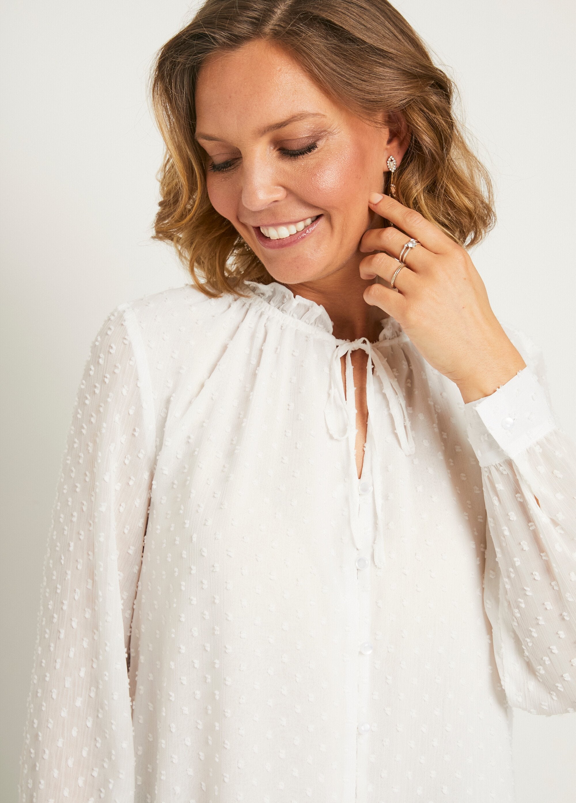 Effen_plumetis_voile_blouse_met_knoopsluiting_Ecru_DE2_slim