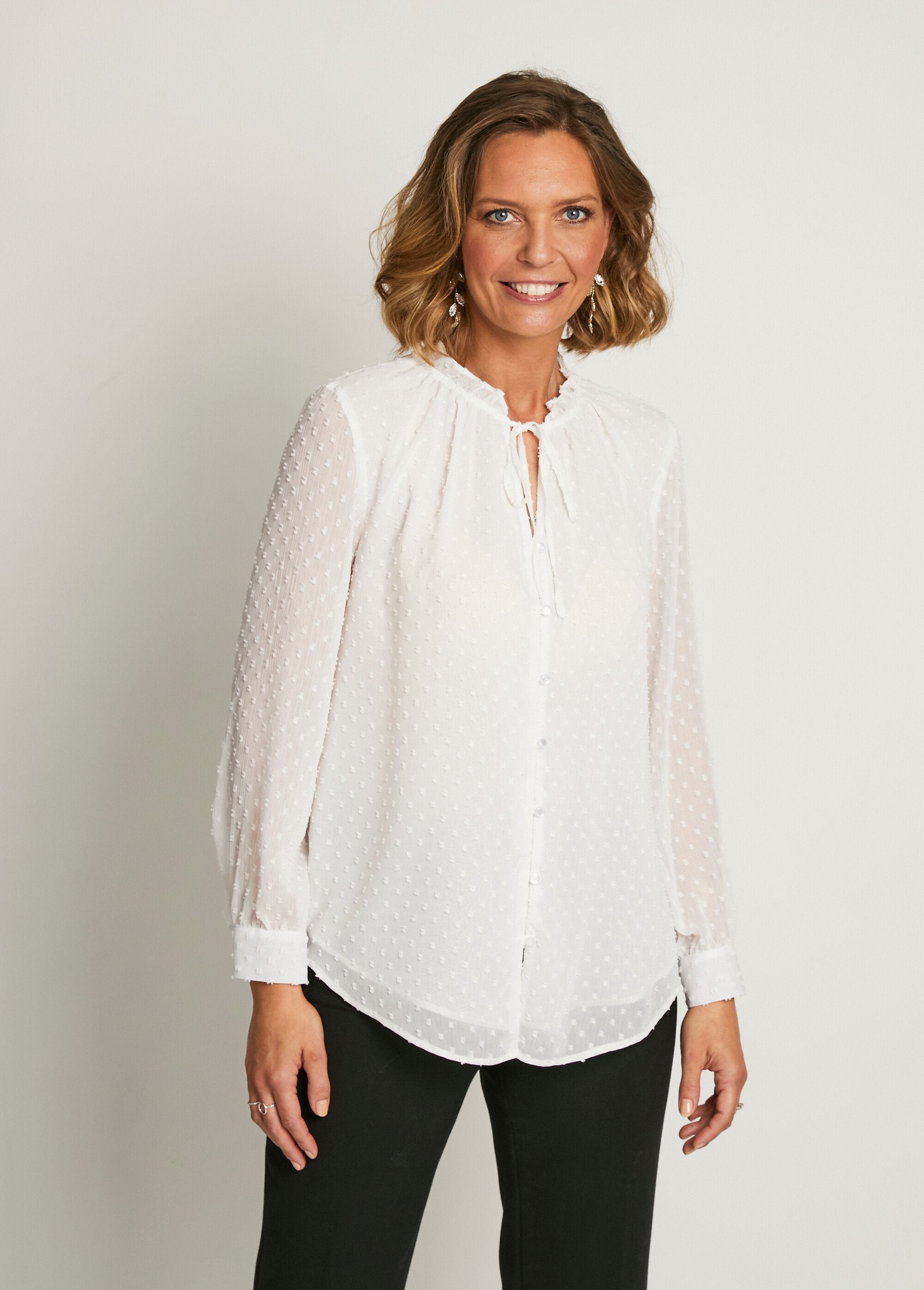 Effen_plumetis_voile_blouse_met_knoopsluiting_Ecru_FA1_slim