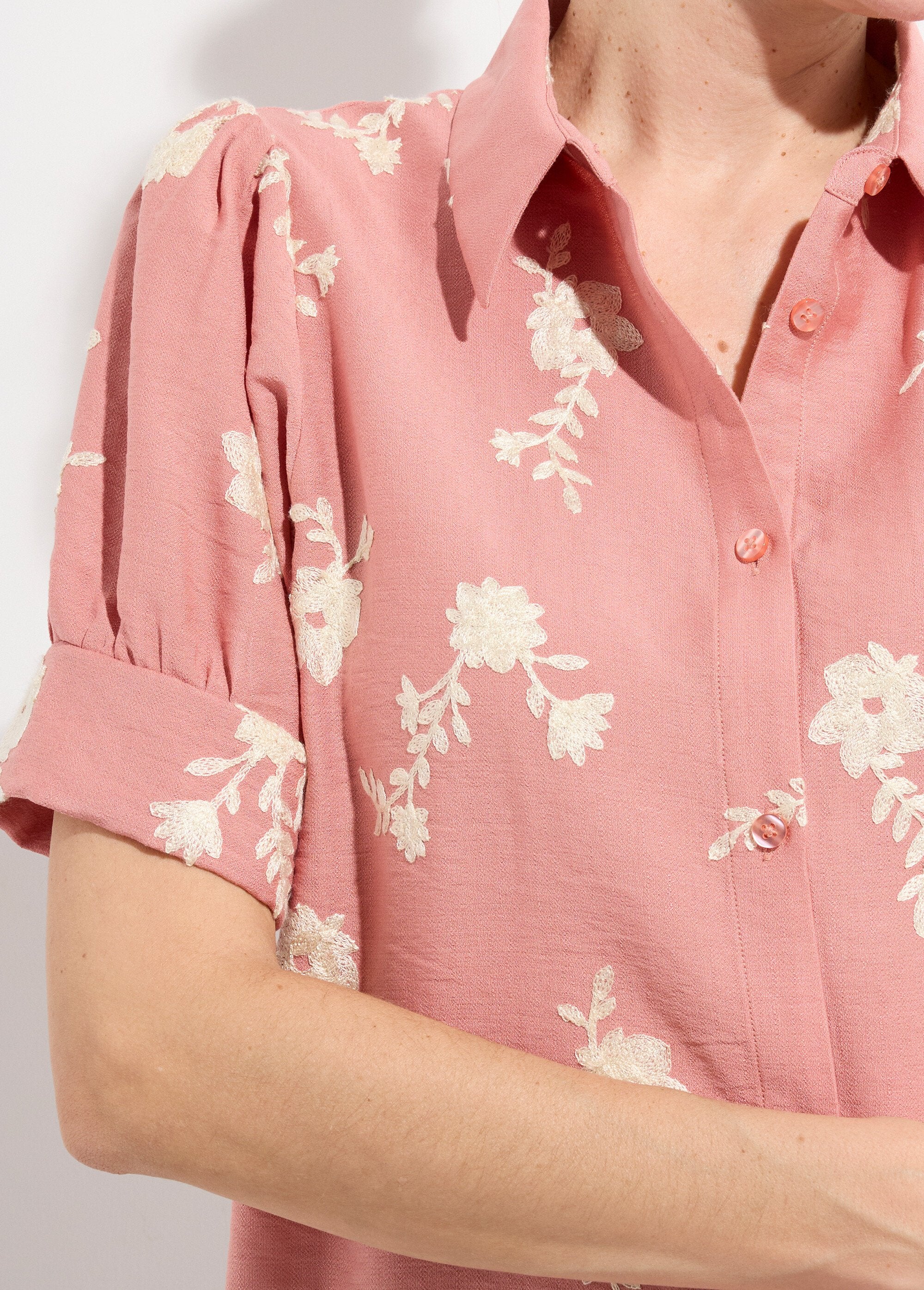 Geborduurde_blouse_met_pofmouwen_Corail_DE1_slim