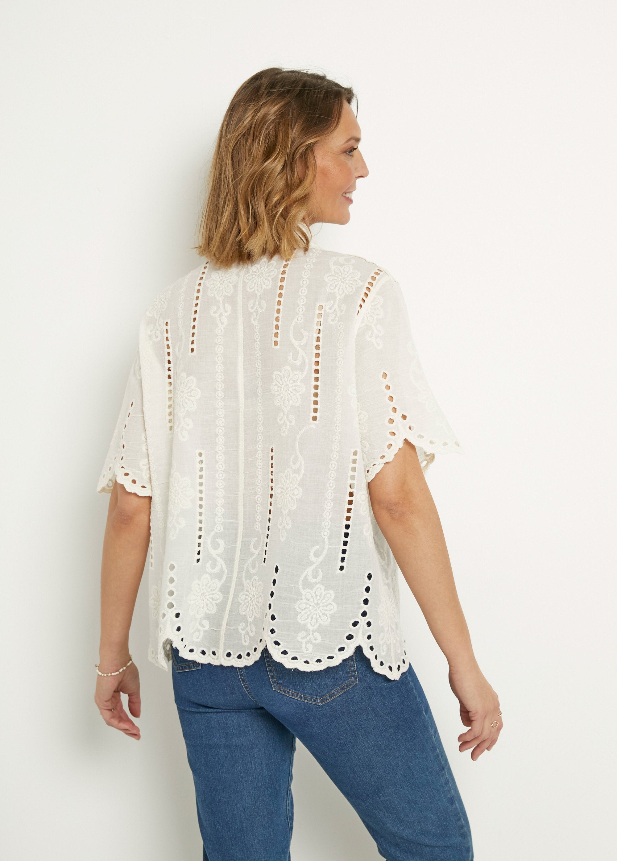 Opengewerkte_borduurbloes_met_korte_mouwen_Beige_DO1_slim