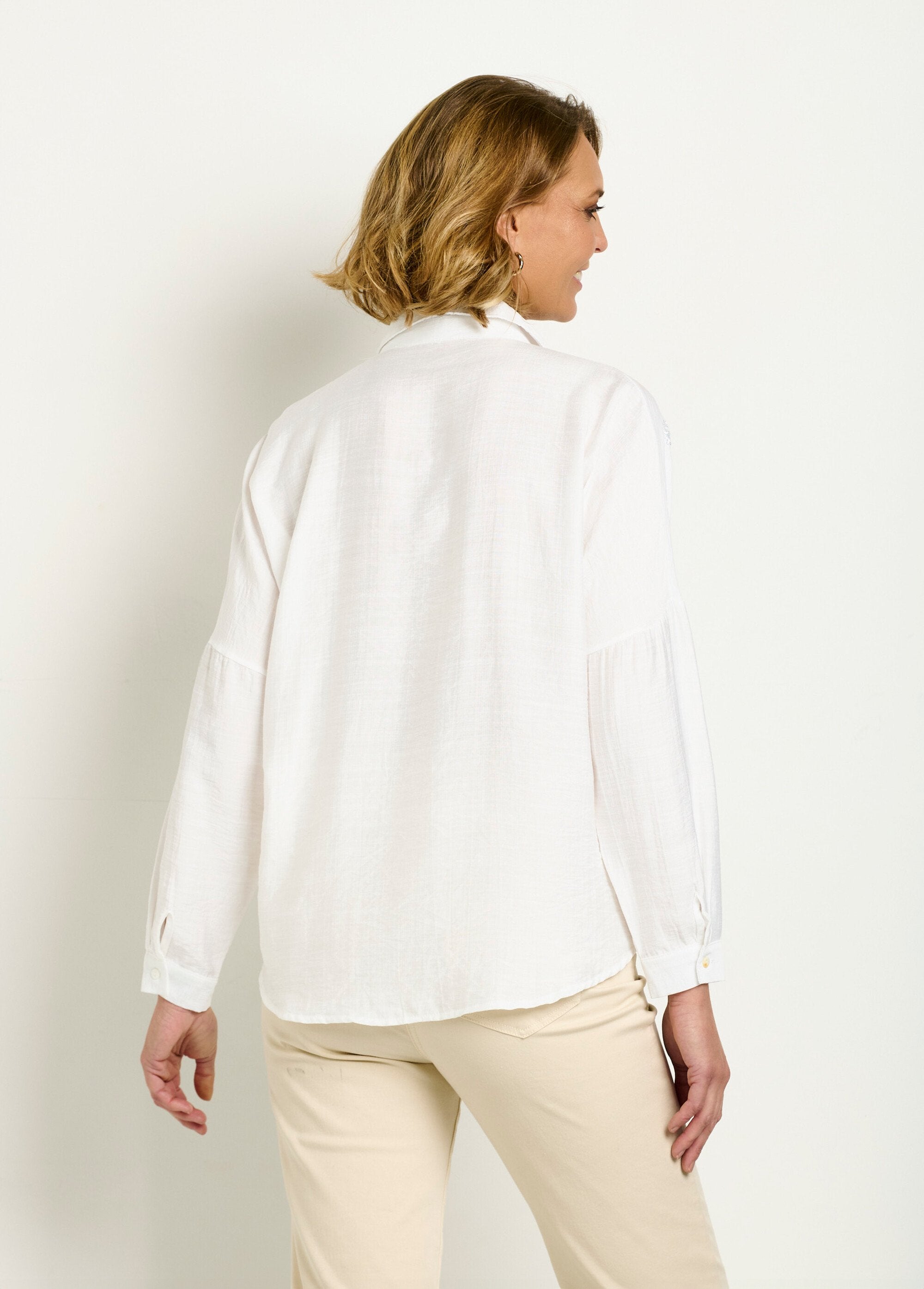 Geborduurde_blouse_met_parels_en_pailletten_Blanc_DO1_slim