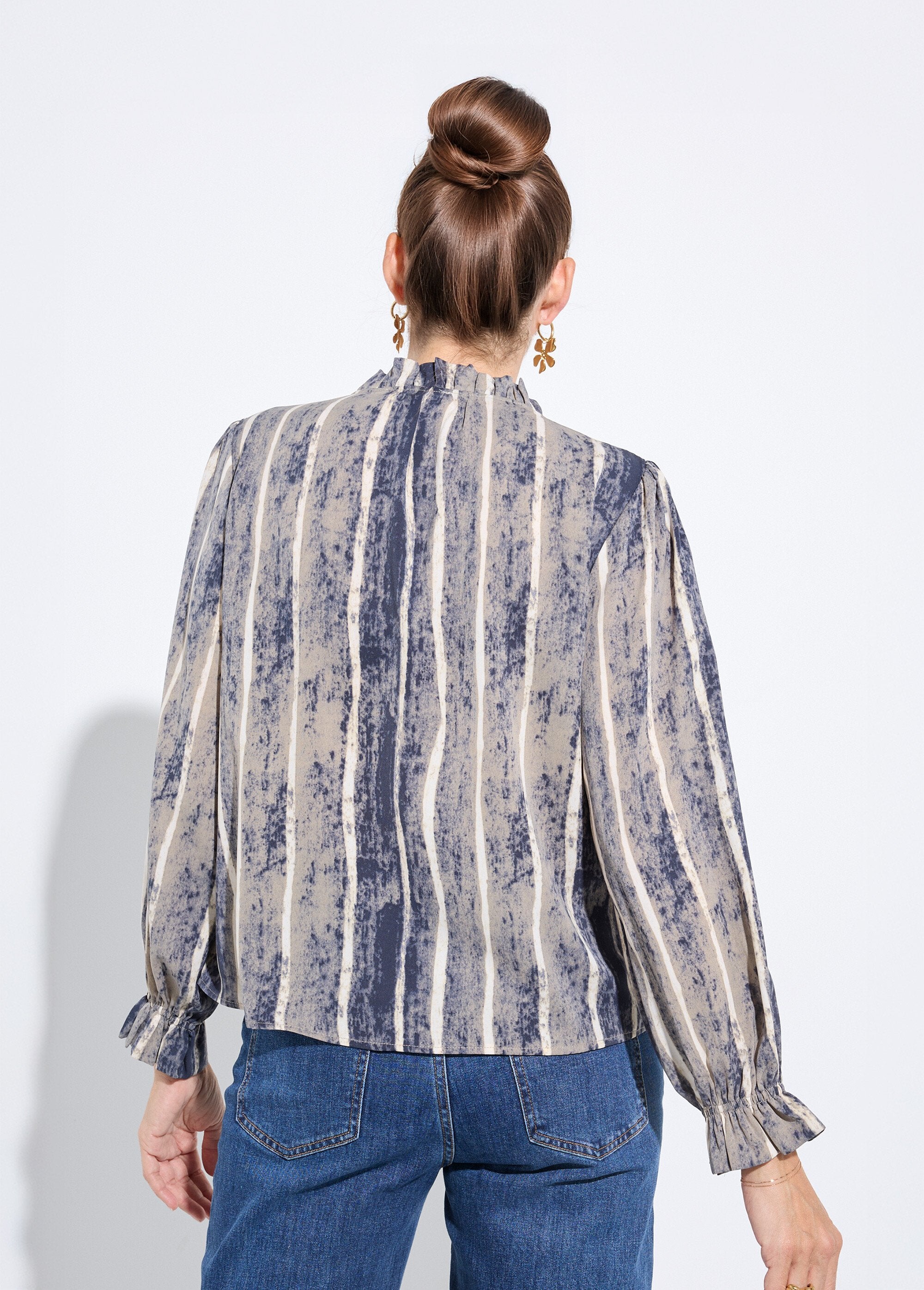 Geplooide_blouse_met_hoge_hals,_gestreepte_print_Gris_et_ecru_DO1_slim