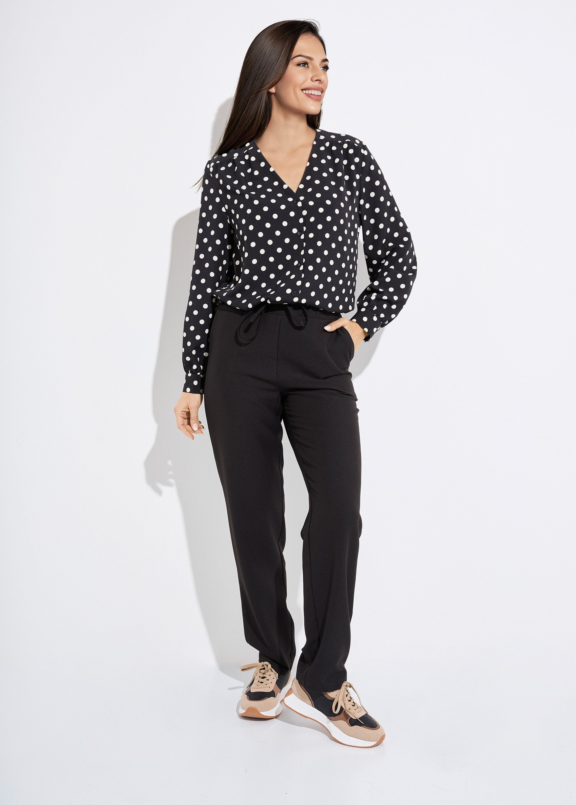 V-hals_blouse_met_lange_mouwen_en_stippenprint_Noir_et_ecru_SF1_slim