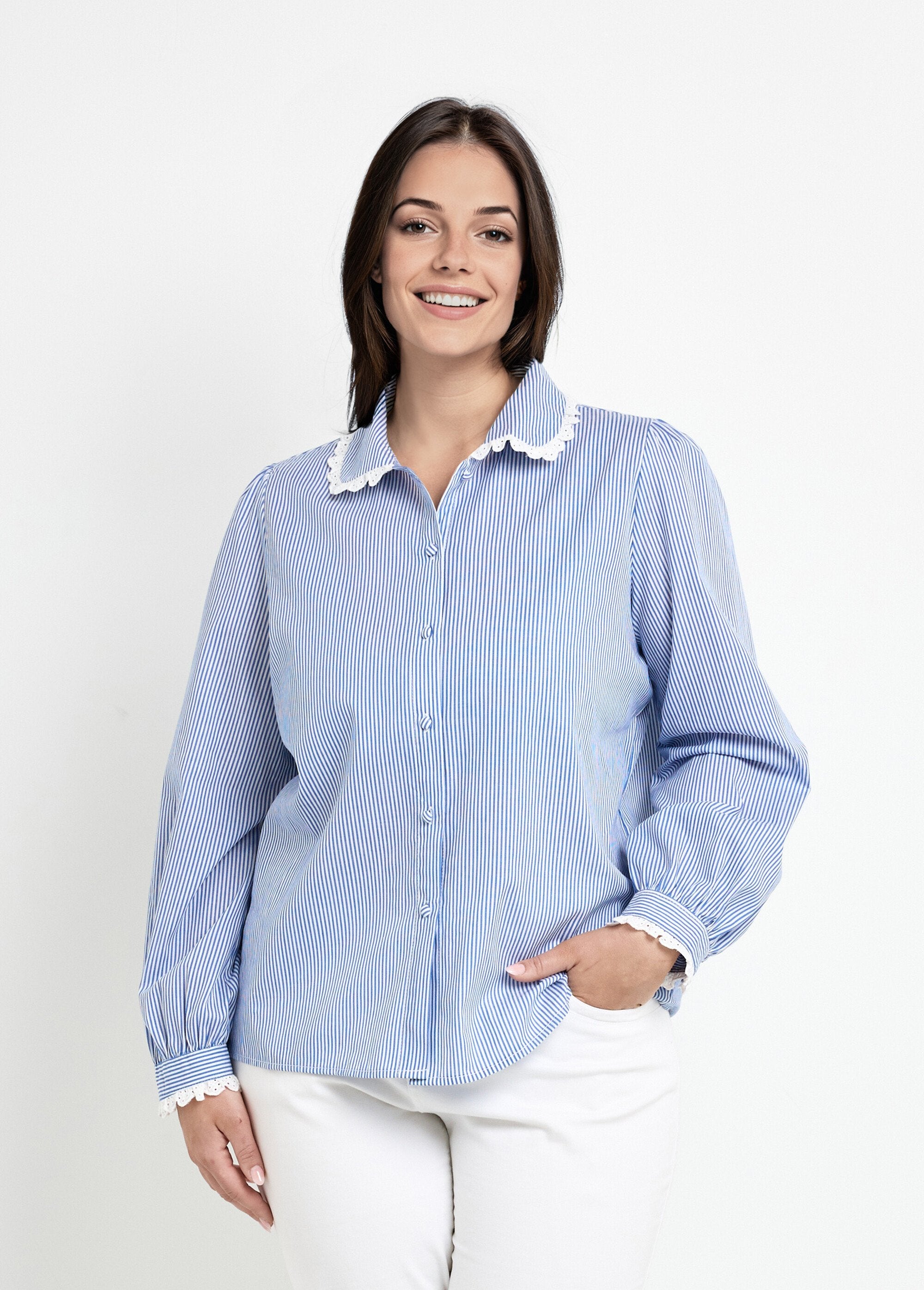 Blouse_met_kanten_detail_en_ronde_hals_Bleu_raye__FA1_curvy