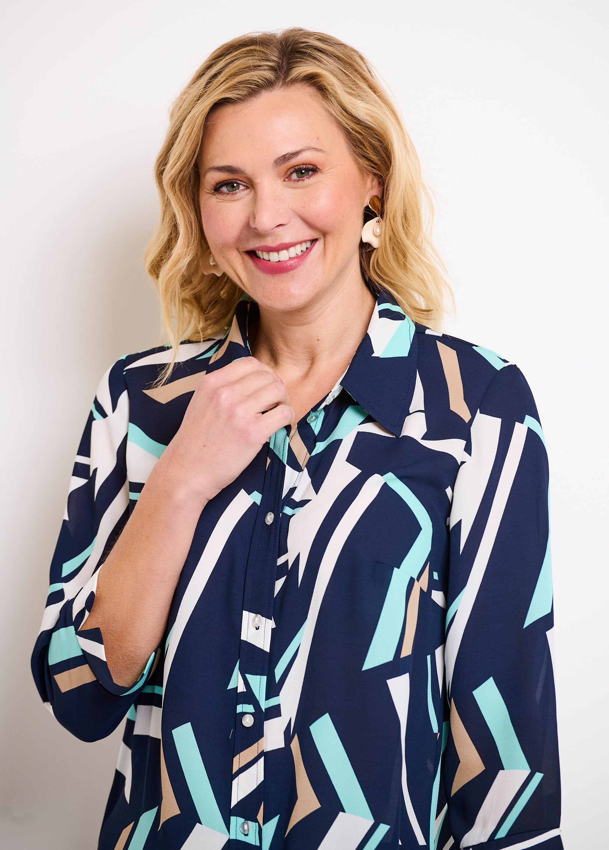 Grafische_blouse_met_3/4_mouwen_Marine_et_beige_DE1_slim