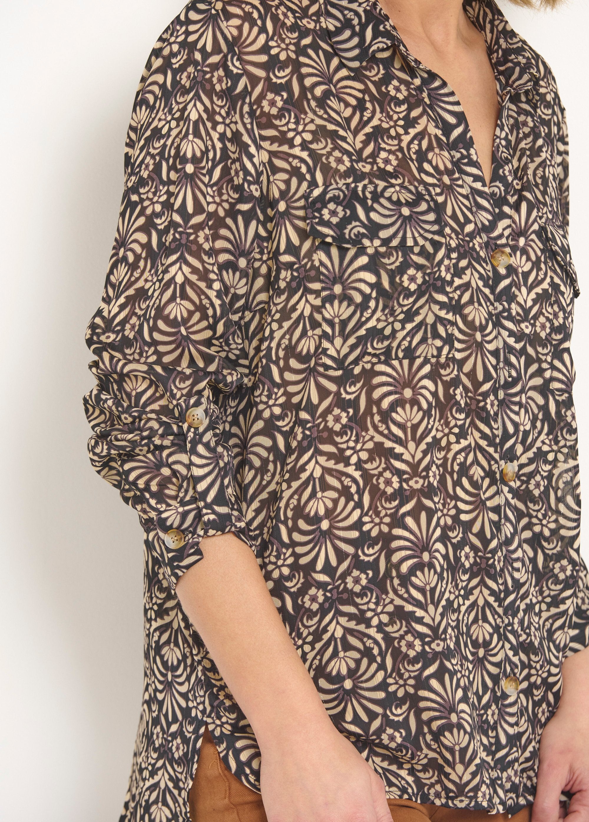 Blouse_van_glanzend_garen_met_overslagmouwen_Noir_et_beige_DE1_slim