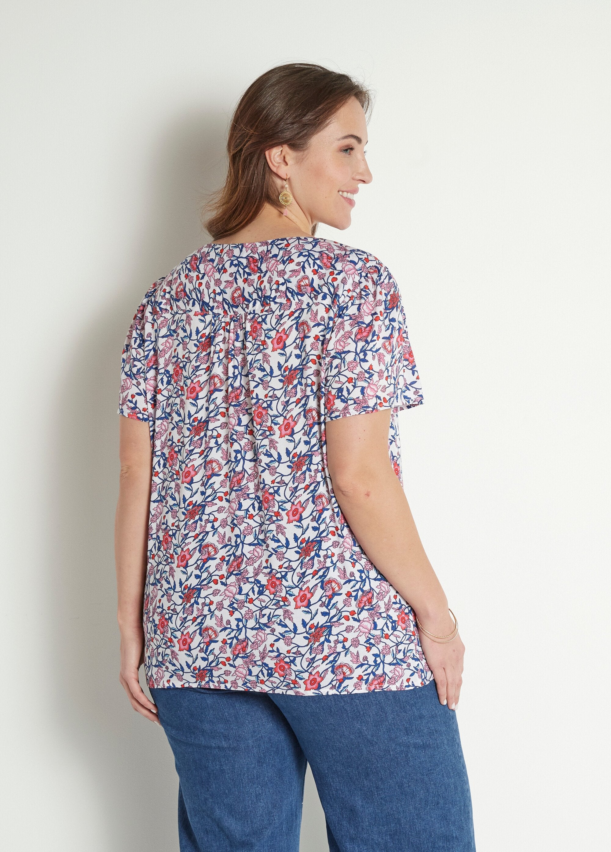 Gebloemde_blouse_met_korte_mouwen_en_V-hals_Bleu_et_rose_DO1_curvy