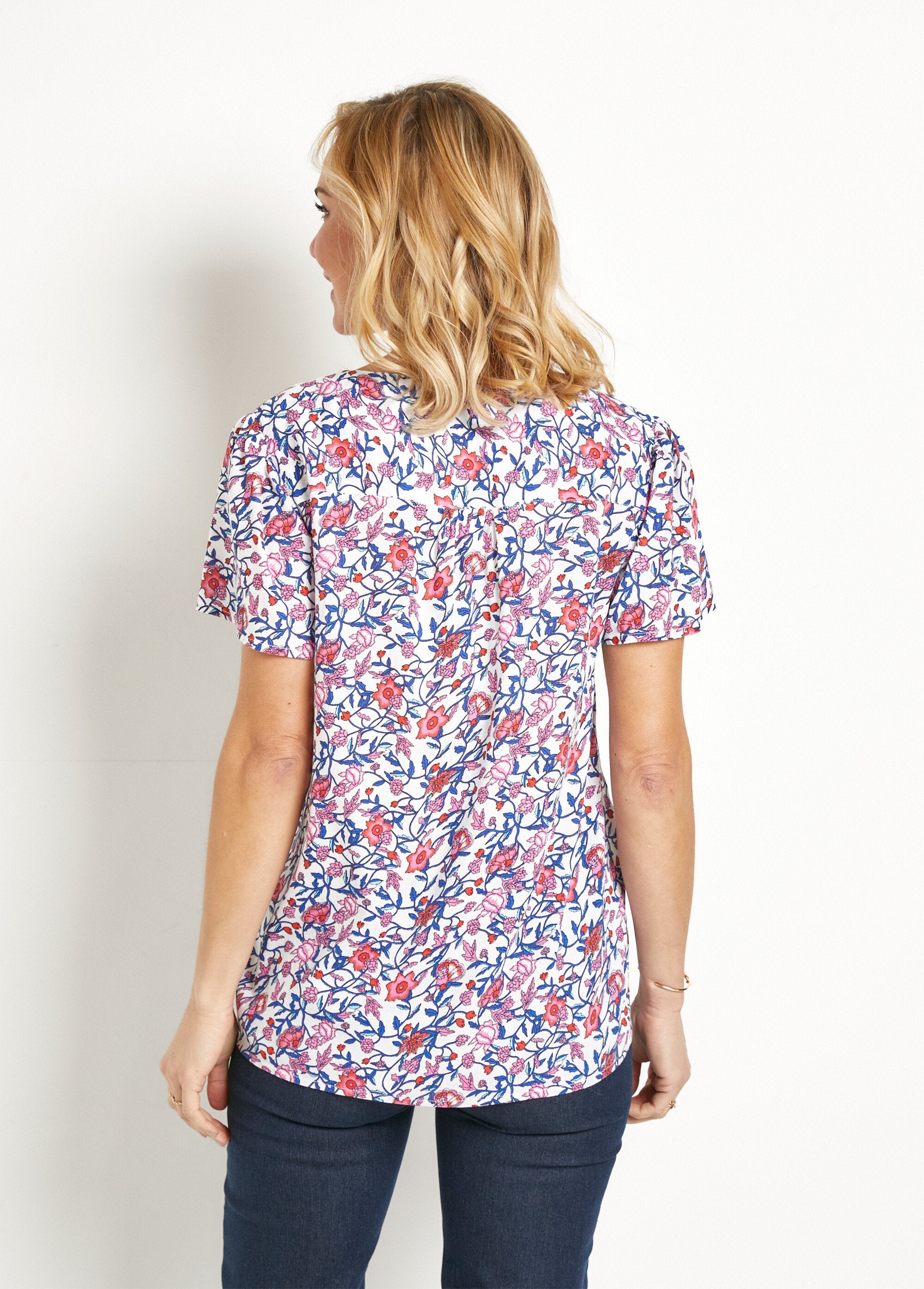 Gebloemde_blouse_met_korte_mouwen_en_V-hals_Bleu_et_rose_DO1_slim