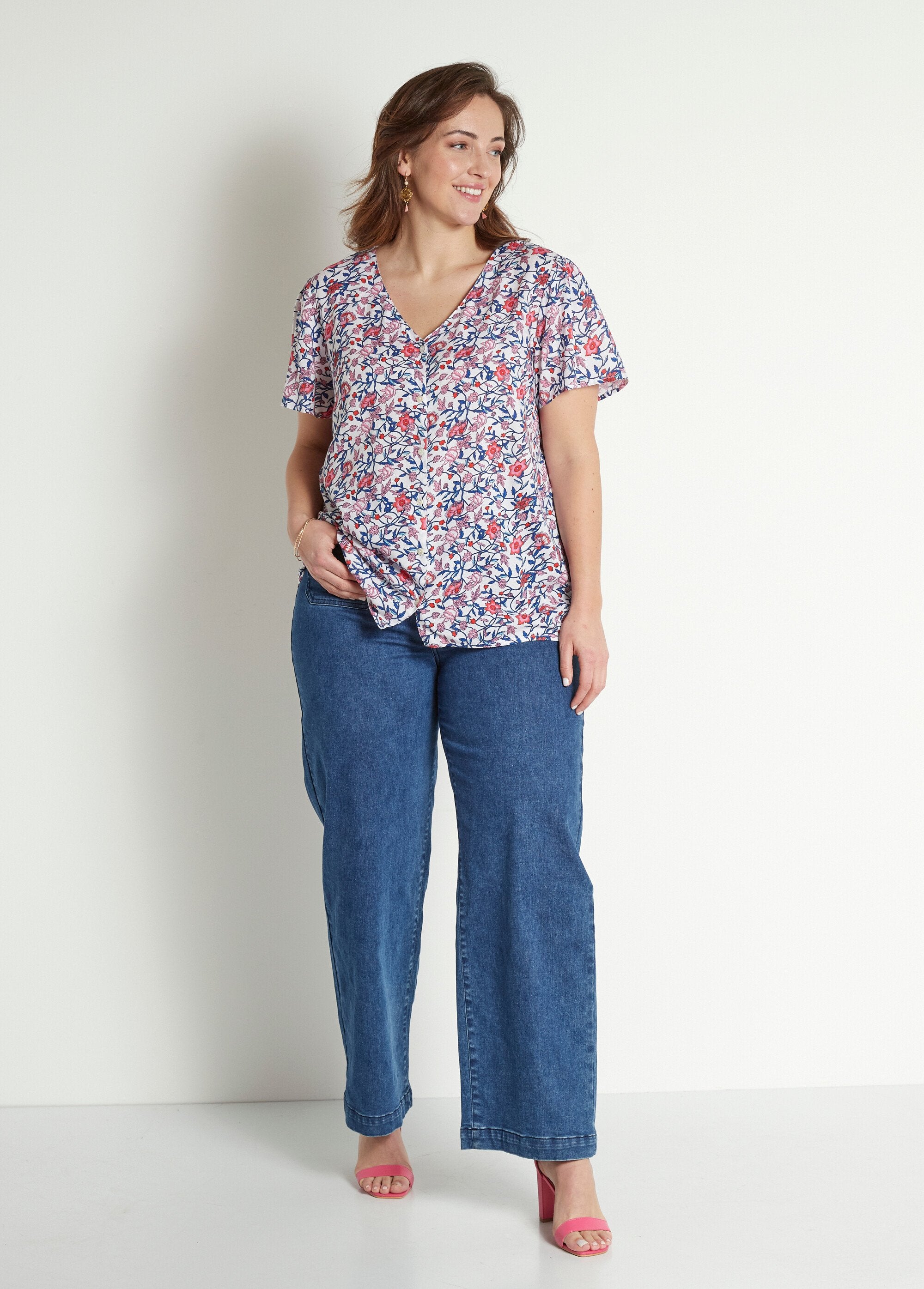 Gebloemde_blouse_met_korte_mouwen_en_V-hals_Bleu_et_rose_SF1_curvy