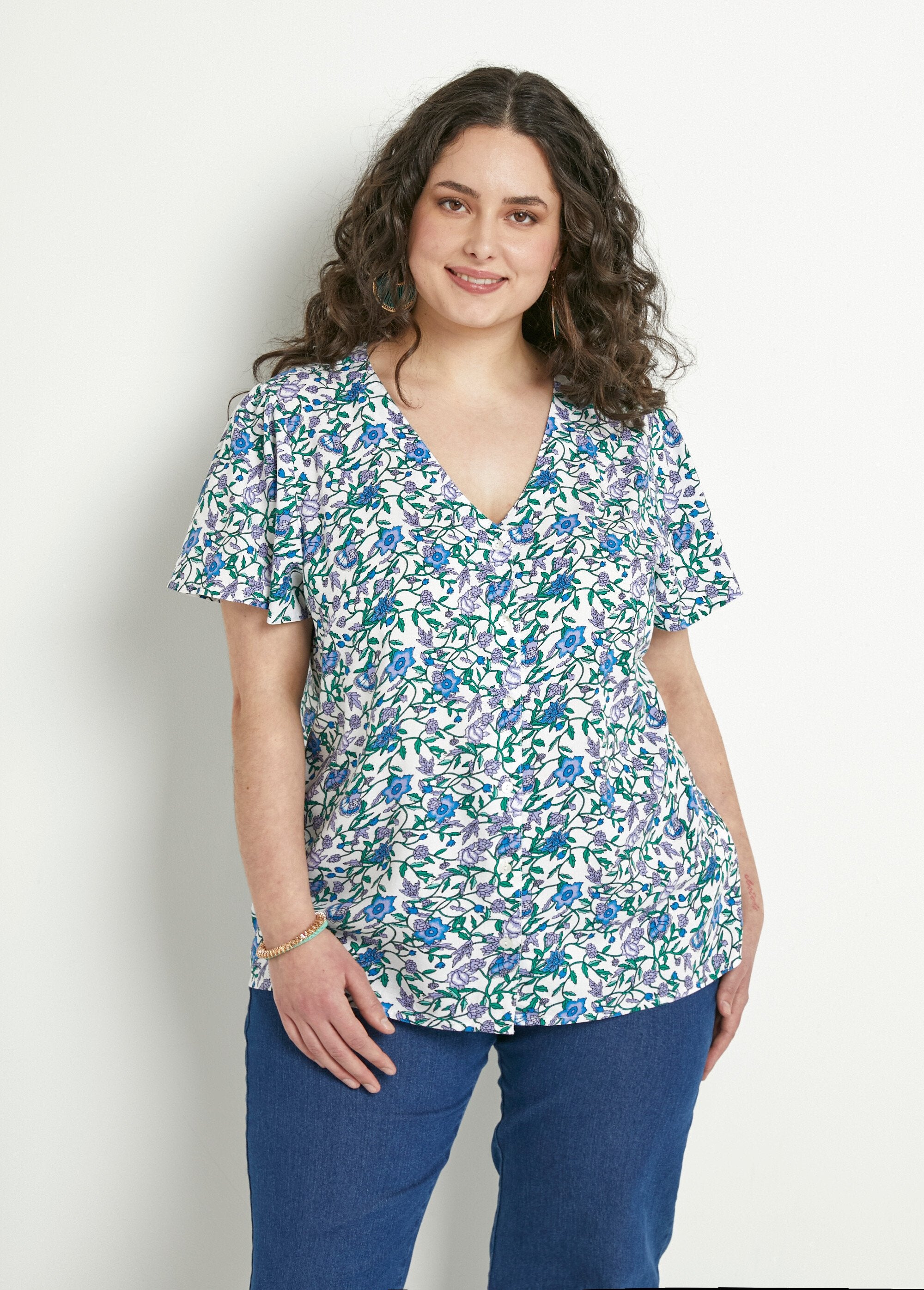 Gebloemde_blouse_met_korte_mouwen_en_V-hals_Imp_vert_FA1_curvy