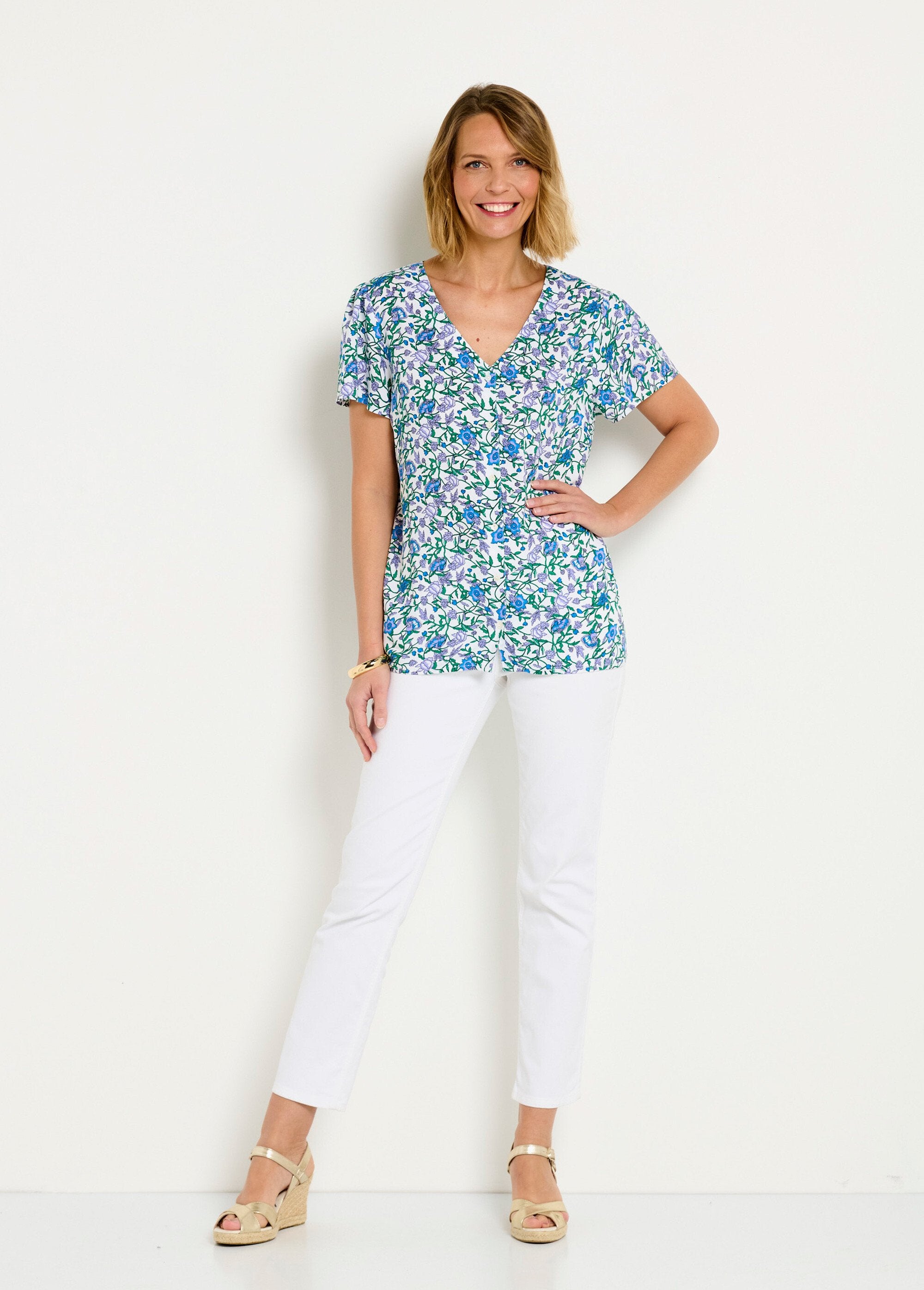 Gebloemde_blouse_met_korte_mouwen_en_V-hals_Imp_vert_SF1_slim
