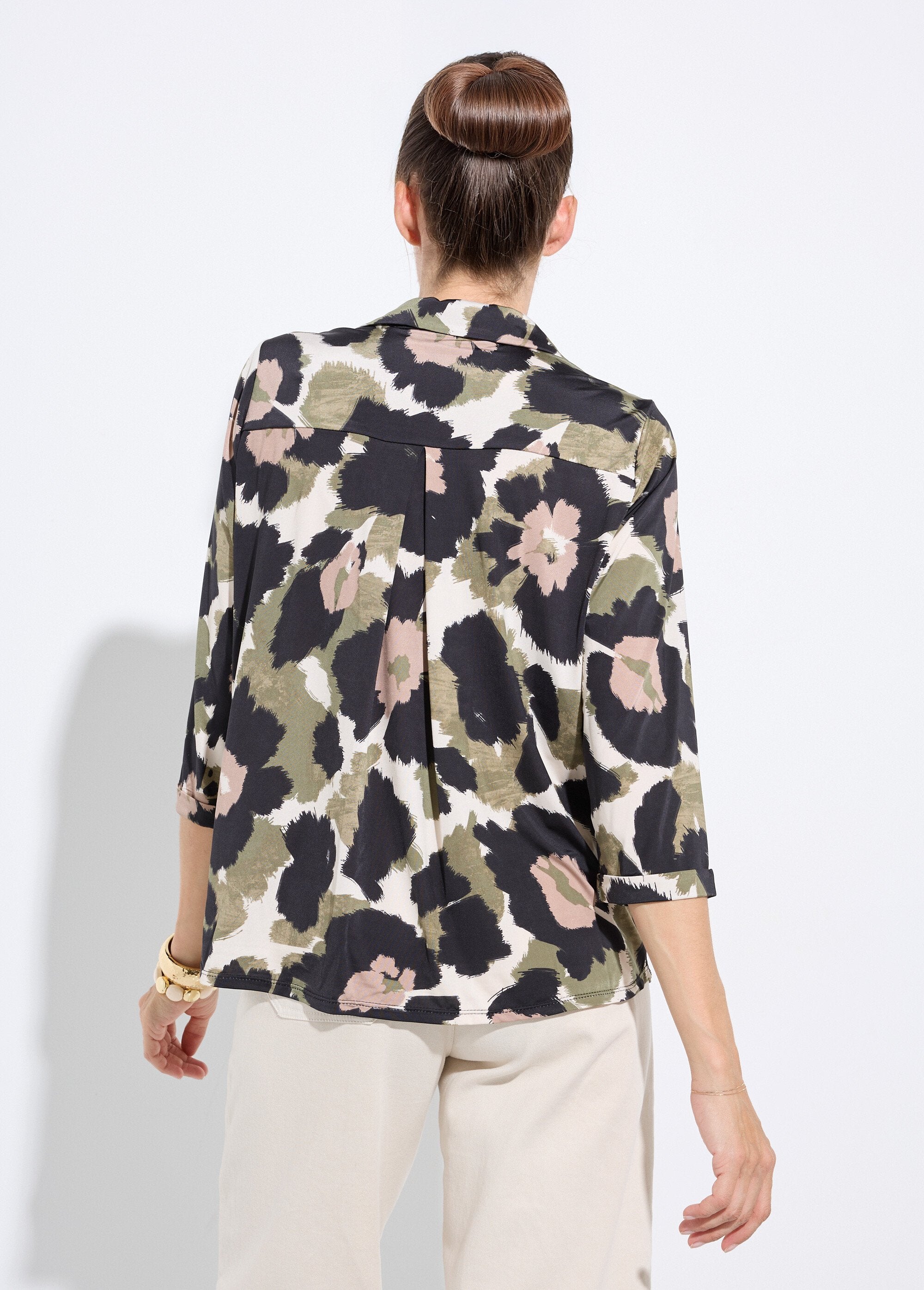Vloeiende_camouflage_blouse_met_getailleerde_kraag_Noir_et_kaki_DO1_slim