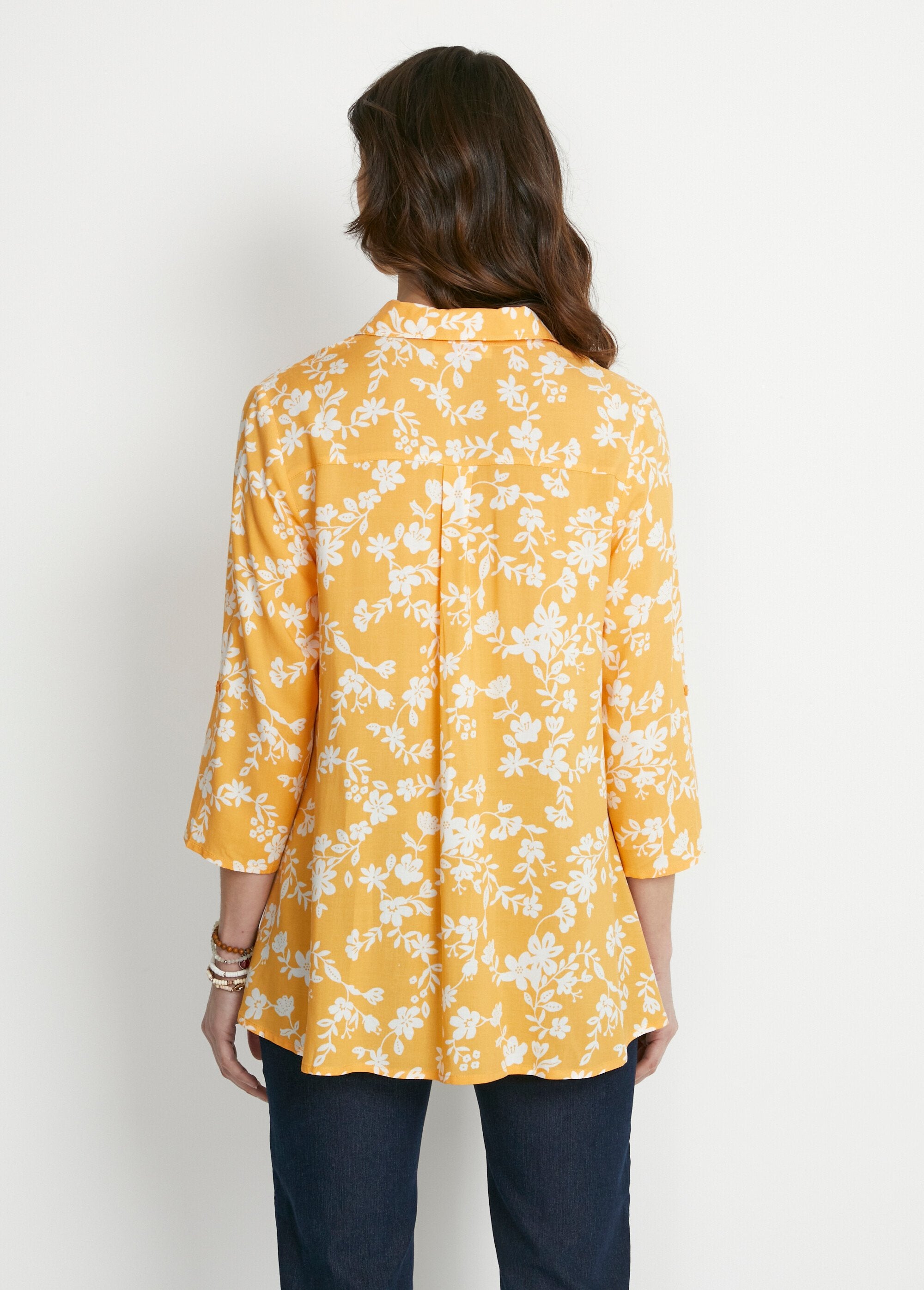 Bedrukte_blouse_3/4_mouwen_langere_achterkant_Jaune_et_blanc_DO1_slim