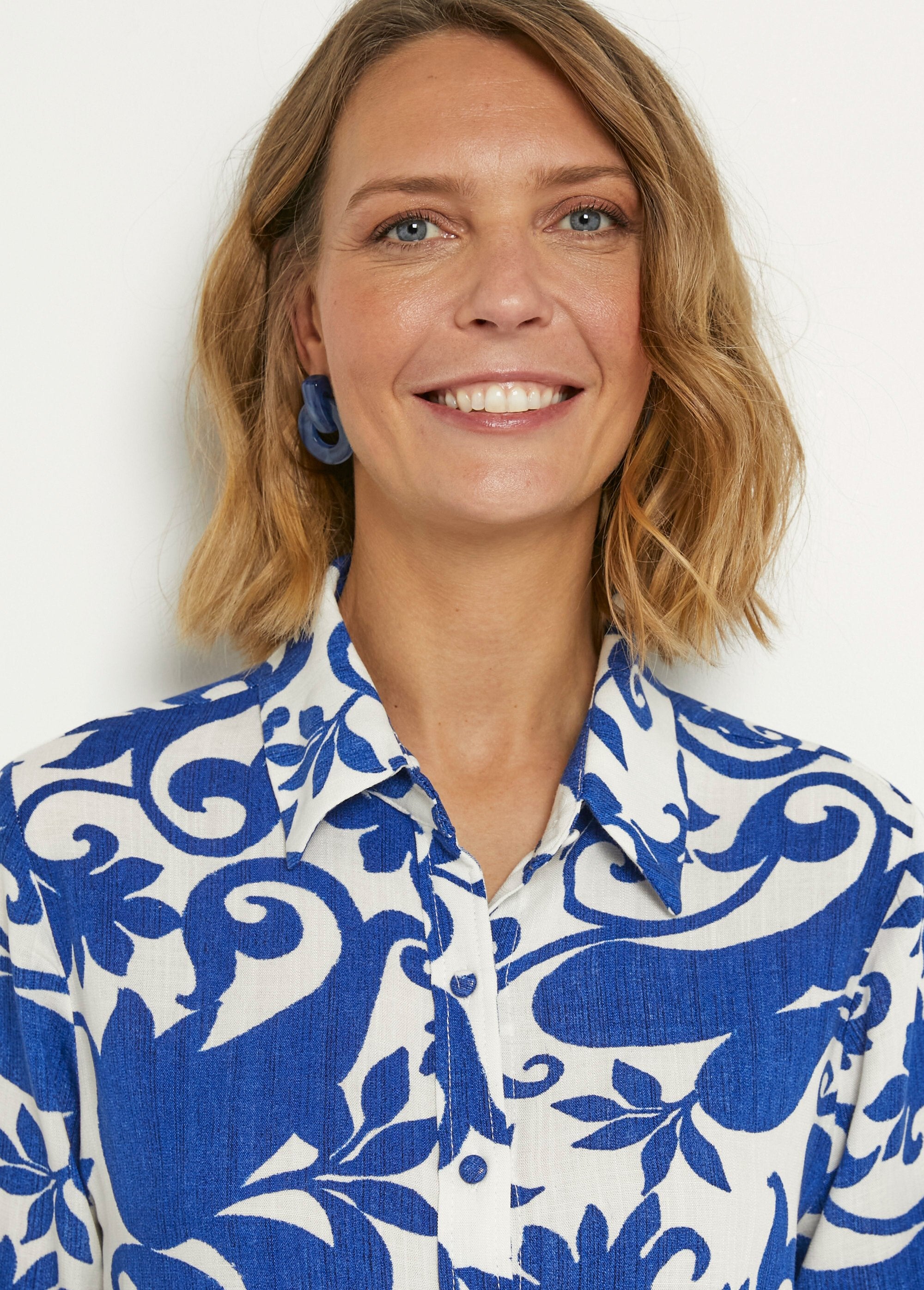 Blouse_met_bucolische_print,_lange_mouwen_Bleu_et_ecru_DE1_slim