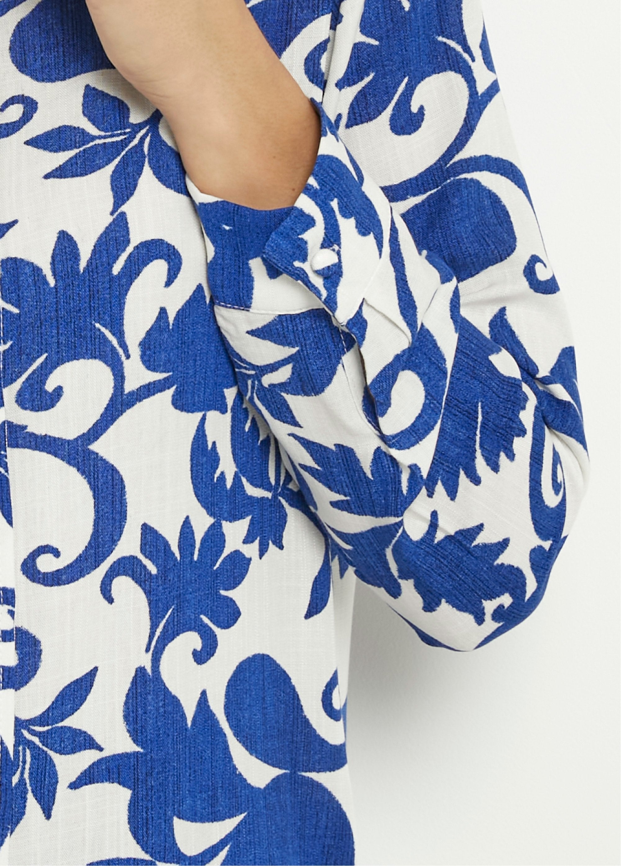 Blouse_met_bucolische_print,_lange_mouwen_Bleu_et_ecru_DE2_slim
