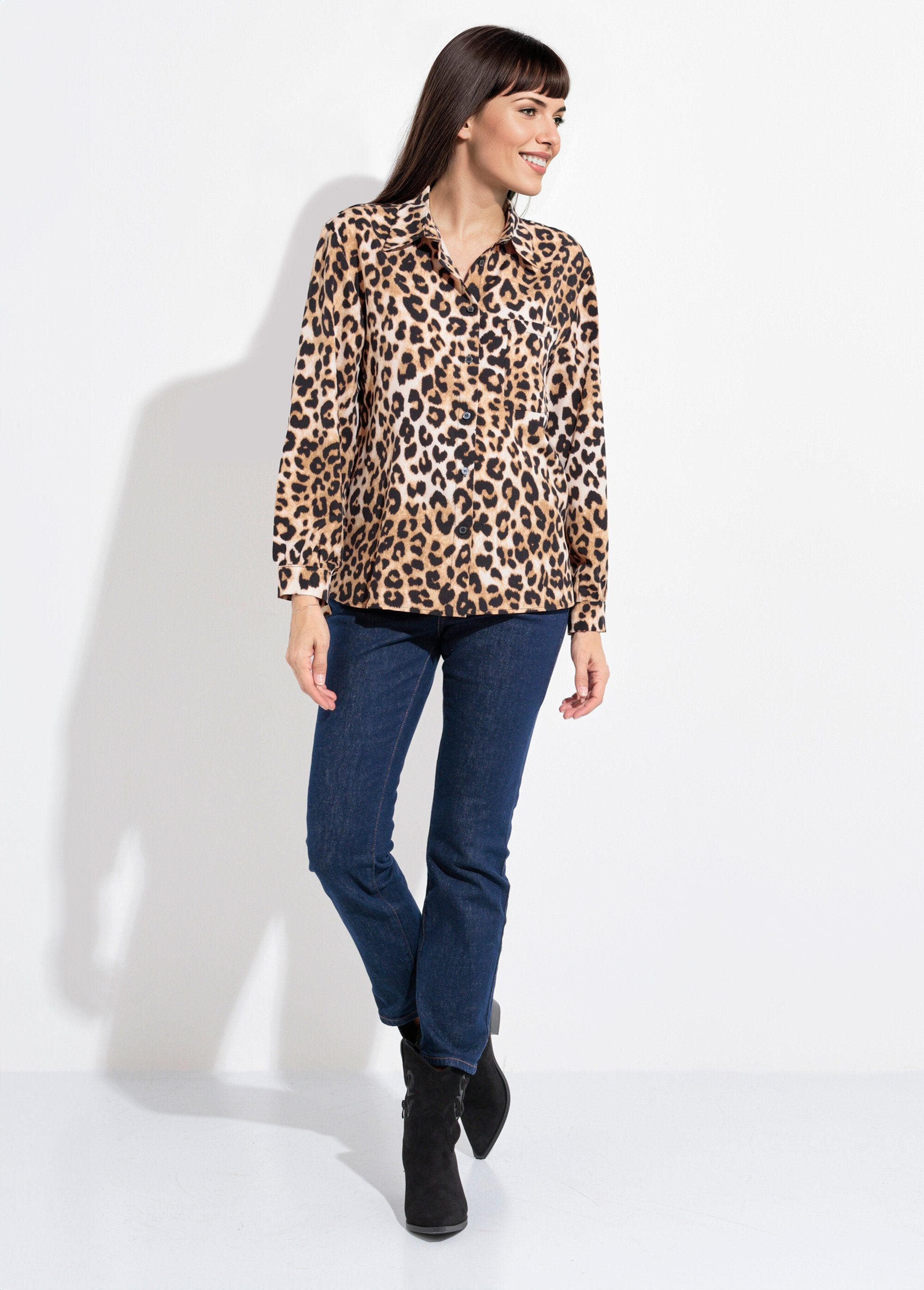 Vloeiende_luipaardblouse_met_tailorkraag_Leopard_SF1_slim