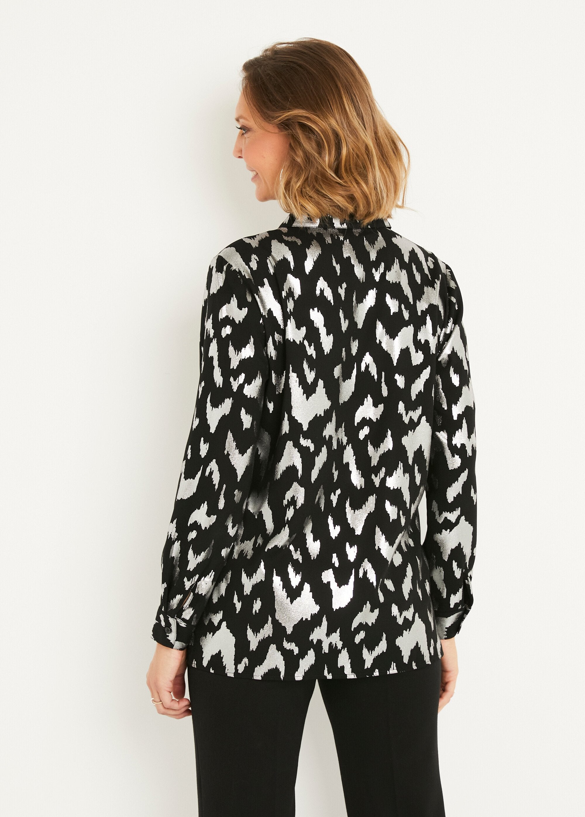 Lange_blouse_met_glanzende_print_en_knoopsluiting_Noir_et_argent_DO1_slim