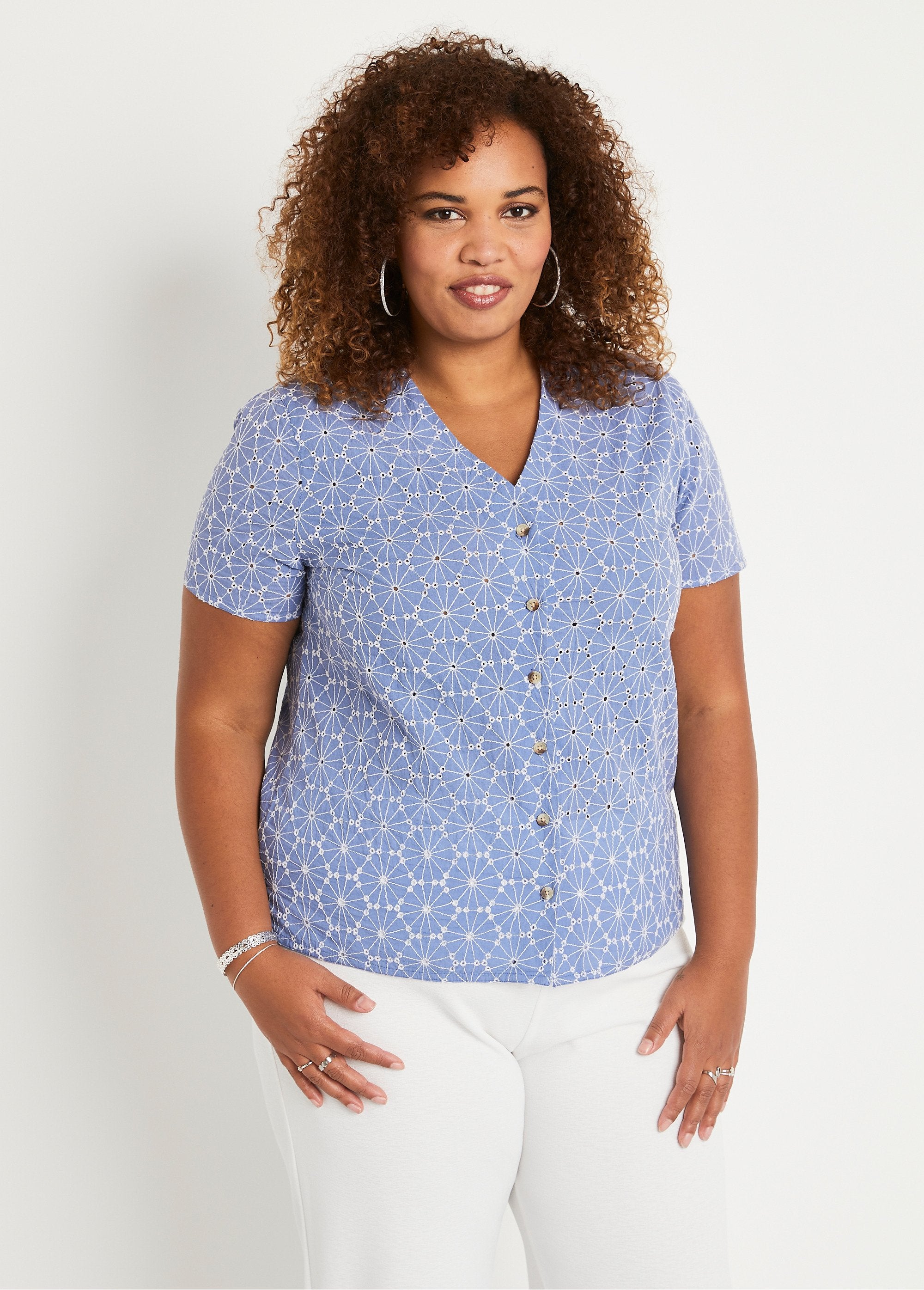 Lange_geborduurde_blouse_met_V-hals_Blauw_en_wit_FA1_curvy