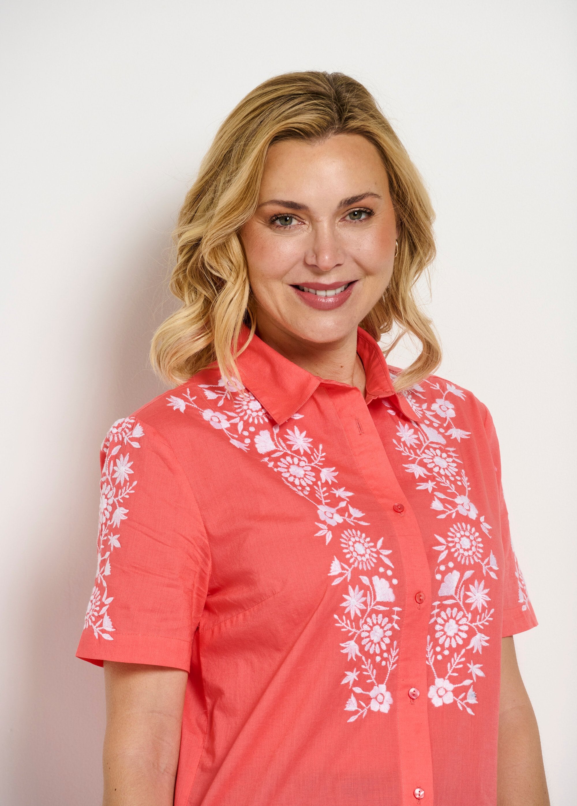 Lange_katoenen_blouse_met_borduursel,_korte_mouwen_Corail_et_blanc_DE1_slim