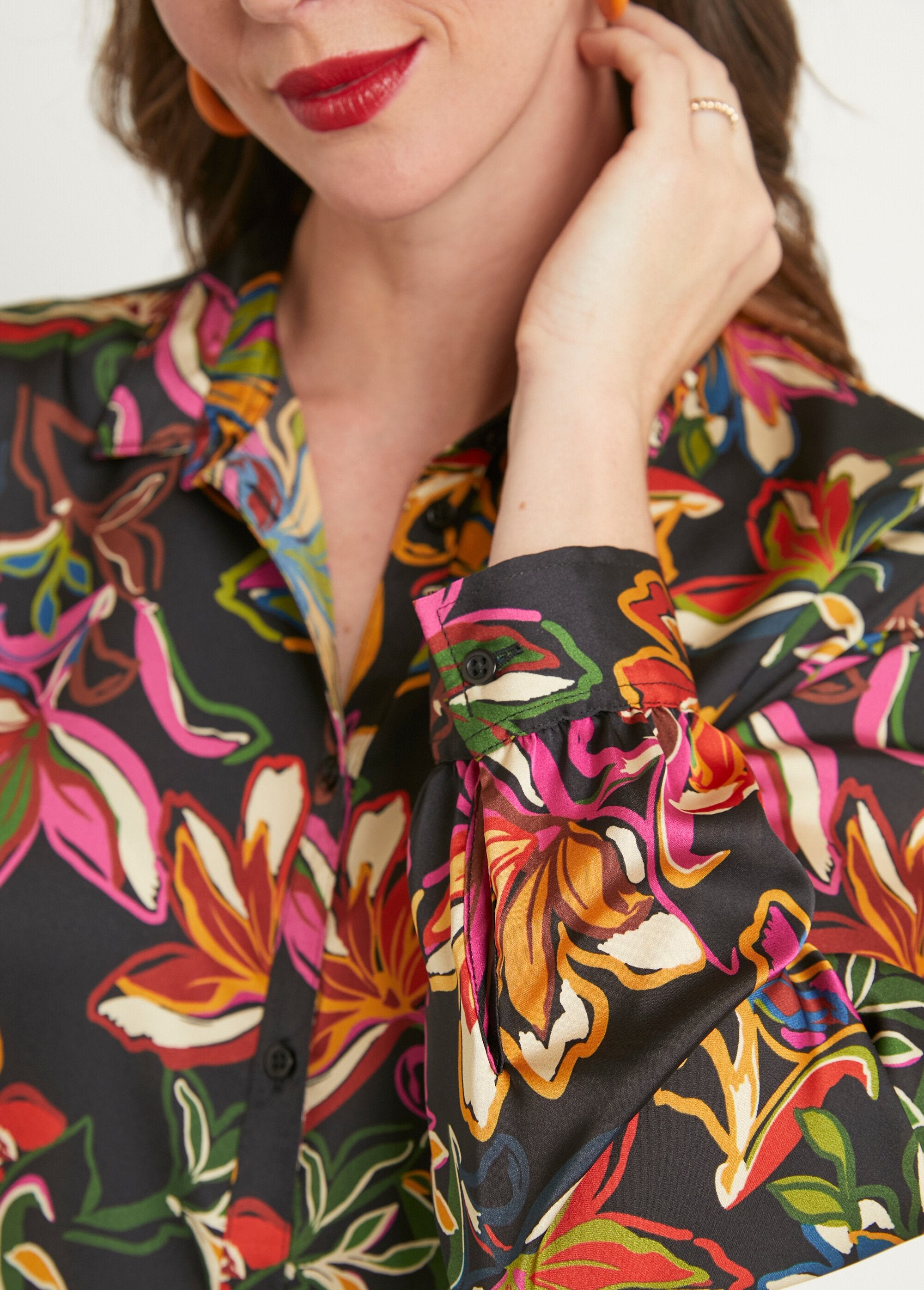 Gebloemde_satijnen_blouse_met_lange_mouwen_Noir_et_rose_DE3_slim