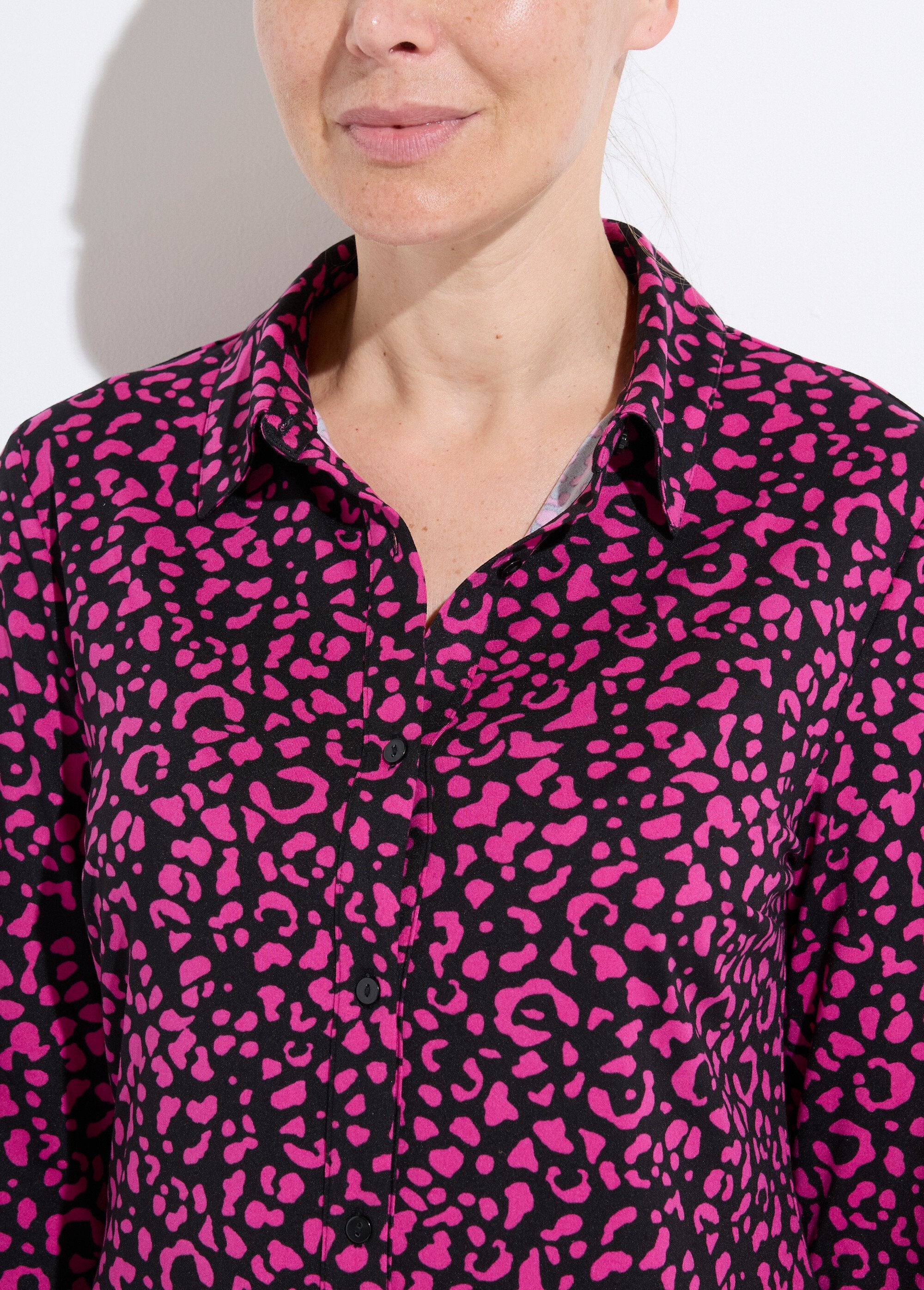 Warme_gebreide_blouse_met_dierenprint_Noir_et_fuchsia_DE1_slim