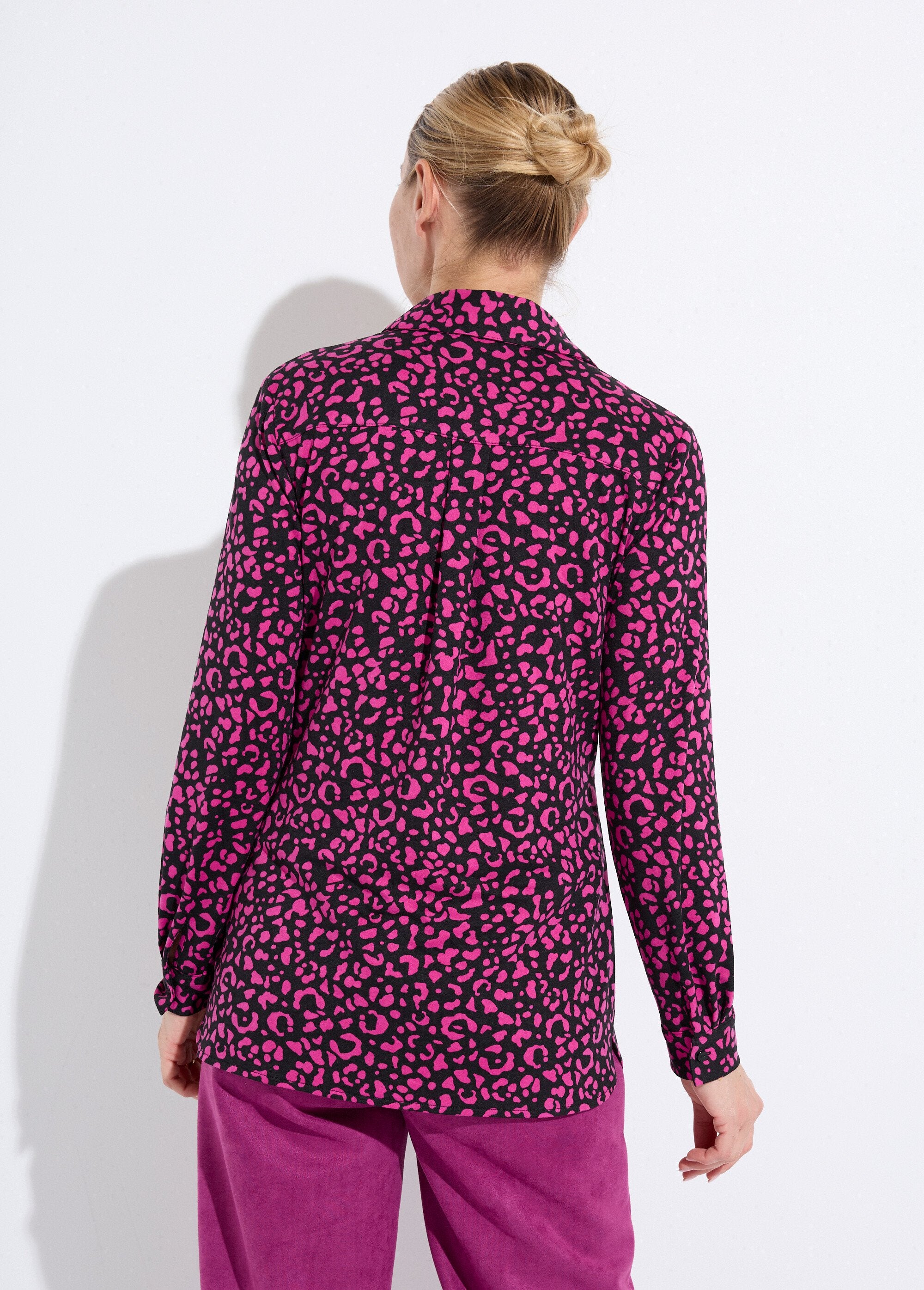 Warme_gebreide_blouse_met_dierenprint_Noir_et_fuchsia_DO1_slim