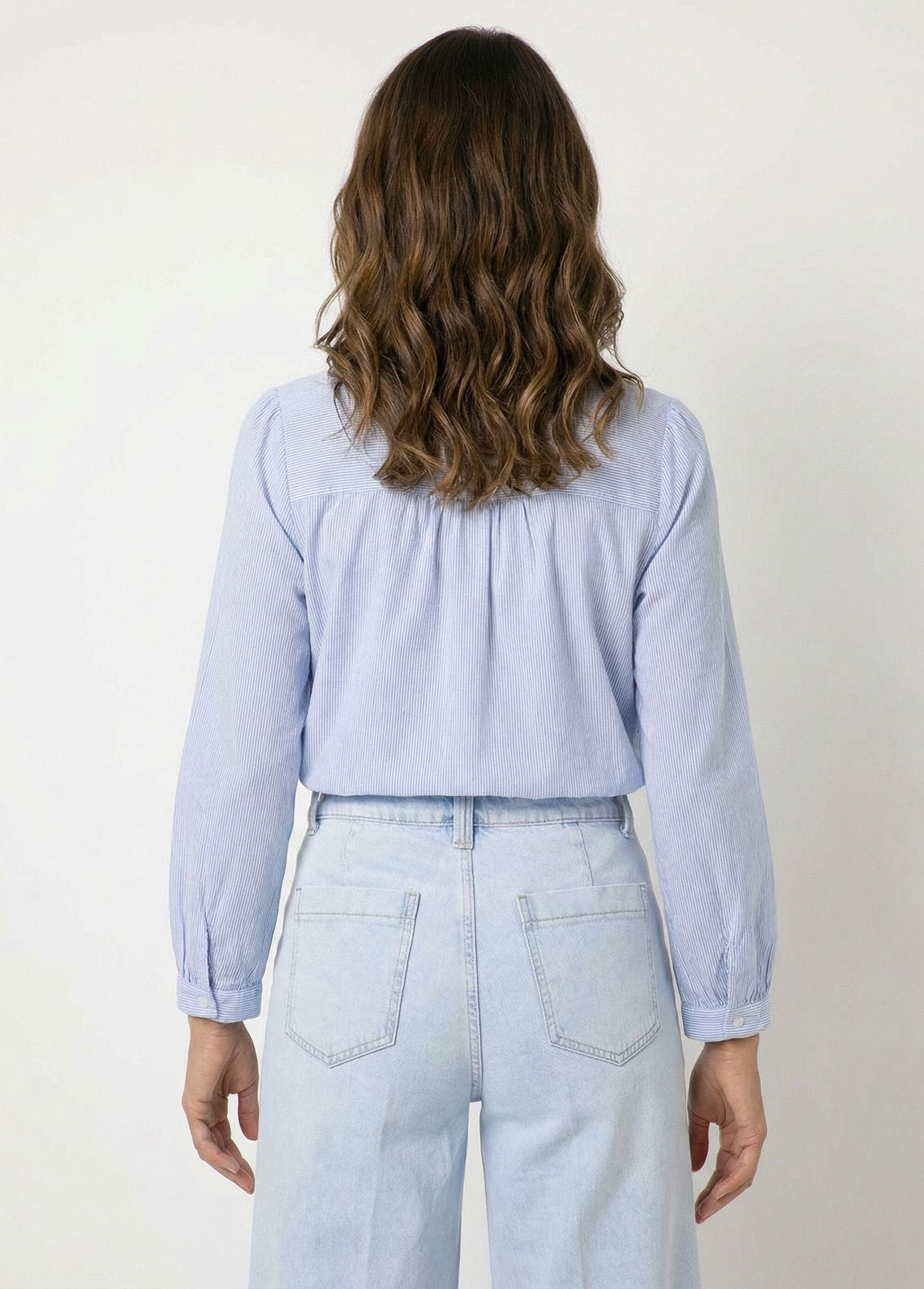 Gestreepte_blouse_met_ronde_hals_en_borduursel_Bleu_DO1_slim